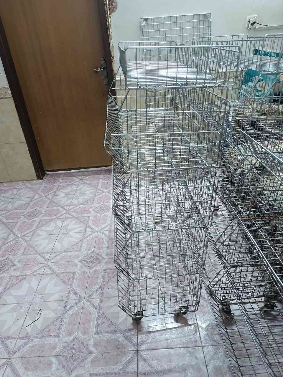 سلات للبيع + عارضة شالات 
نظيفات 
***********
