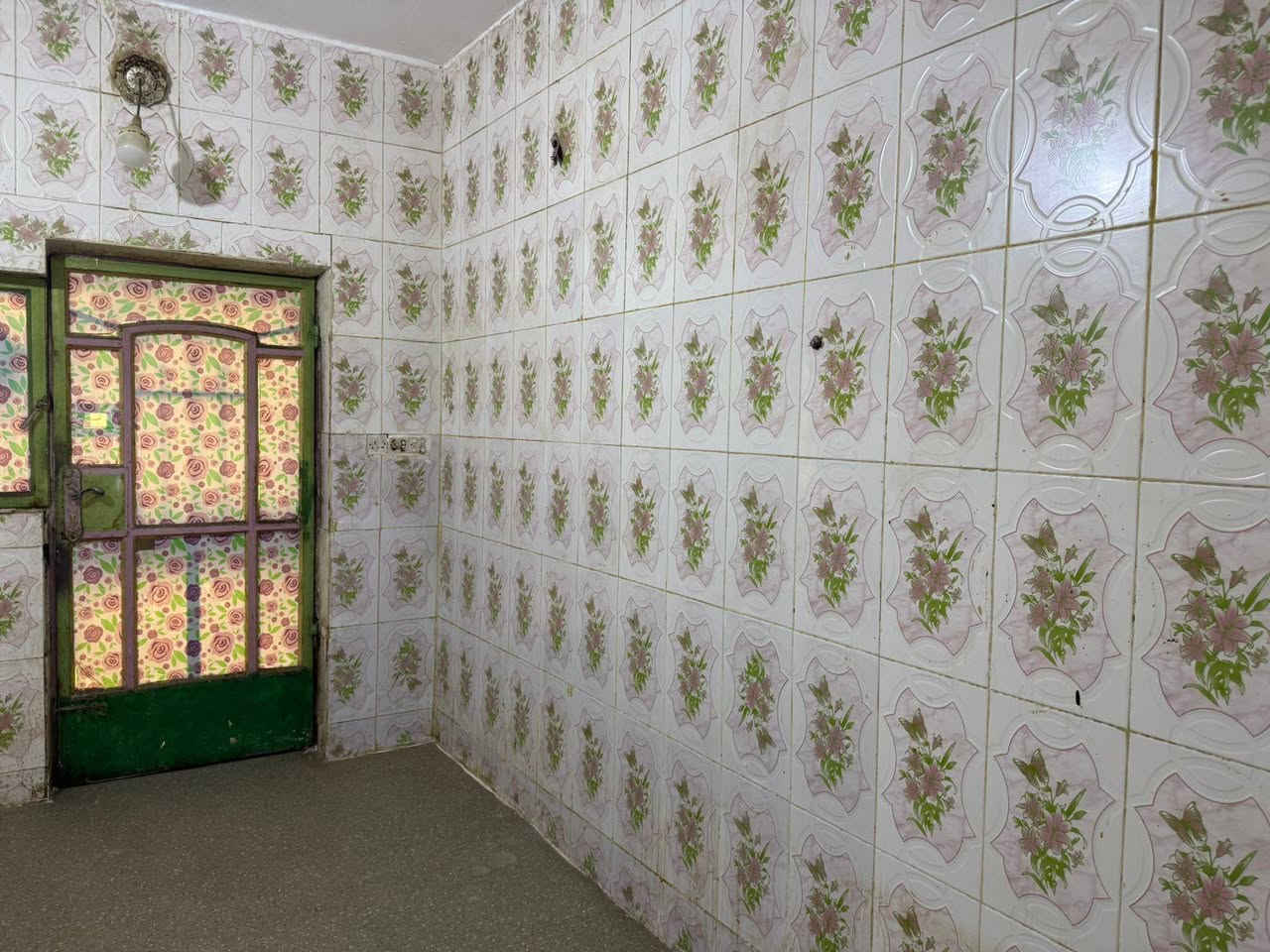 بيت 120 متر في الطائي حي الجهاد طابق ونص غرفتين وحمامين واستقبال وهول ومطبخ جاهز من تانكي وكيزرات وماطور ايجاره 675 الف الاتصال علىهذا الرقم***********
