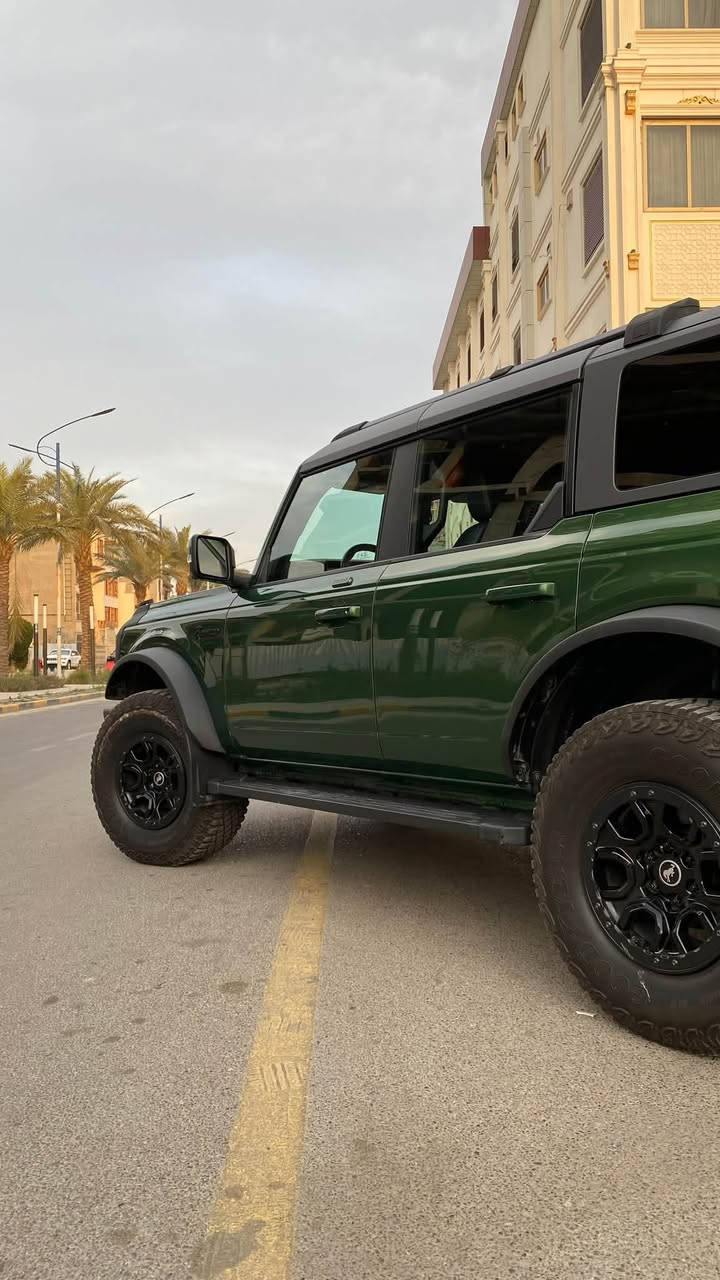 السلام عليكم للبيع فورد برونكو 2023 سبشل اوردر

•المحرك: V6 سعة 2.7 لتر EcoBoost تون توربو

•ناقل الحركة: أوتوماتيك 10 سرعات

•نظام الدفع: دفع رباعي 4×4

•نظام G.O.A.T بـ 7 وضعيات قيادة (رمل – طين – صخور – رياضي وغيرها)

•قفل دفرنس أمامي وخلفي إلكتروني

•تعليق HOSS 3.0 مع ممتصات FOX

•شاشة لمس 12 إنش SYNC 4

•دعم Apple CarPlay وAndroid Auto

•نظام أمان pilot 360

•كاميرا محيطية وأنظمة مساعدة القيادة

•سقف وأبواب قابلة للإزالة 

•داخل لونين جلد 

•نظام صوت B&O مع سوبفر 

•كشنات تدفئه 

• ستيرن هيتر

بعد هواي كلش مواصفات وتعديلات على البجم الخارجي والقماره

السعر 38 الف وبي مجال 
مكاني يرموك او السيديه
***********
