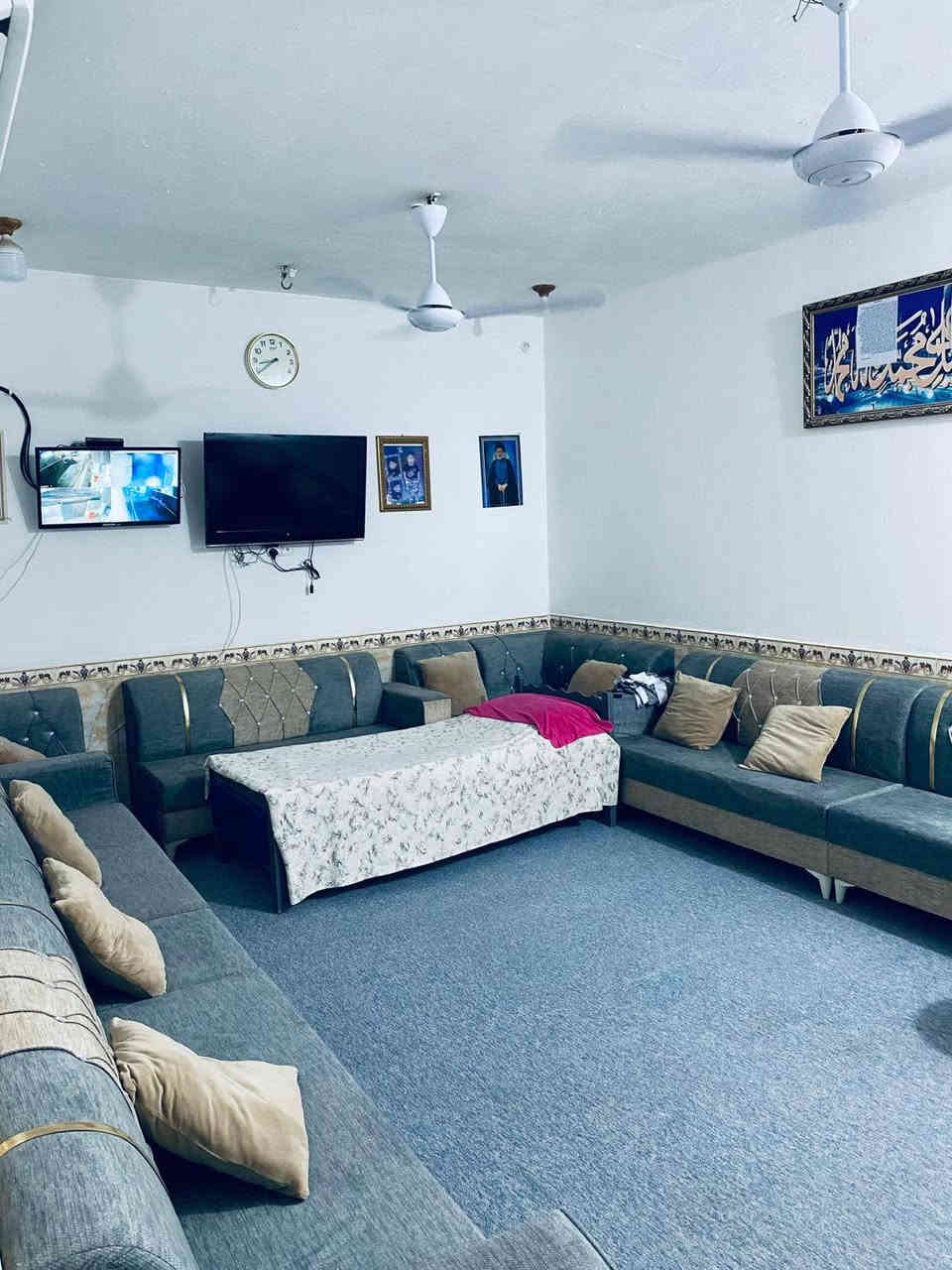 السلام عليكم
اخواان.  الدار للبيع مساحه٢١٠
طابو صرف 
طابقين عكاده مو مسلح 
يتكون الطابق الأول من استقبال وصاله ومطبخ و٤غرف ومناور٢وصحياات 
الطابق الثاني يتكون من ٣غرف وصحيات
المكان الناصريه شارع٣٠
السعر ٢٢٥ موجود واتساب ***********
