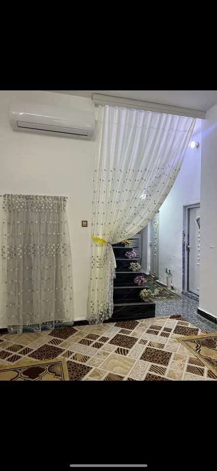 السلام وعليكم
بيت للبيع قرب مستشفى حي صدرين

المساحه300 طابو بسمي

يتكون من غرف العدد 2

وصاله +مطبخ +حمام داخلي وخارجي

يحتوي على مناور العدد2

بس استقبال مابي المساحه المتبقيه كراج 160متر او اكثر

للستفسار ***********

الفرع المقابيل المستشفى ليودي عسايدين مال حي صدرين
