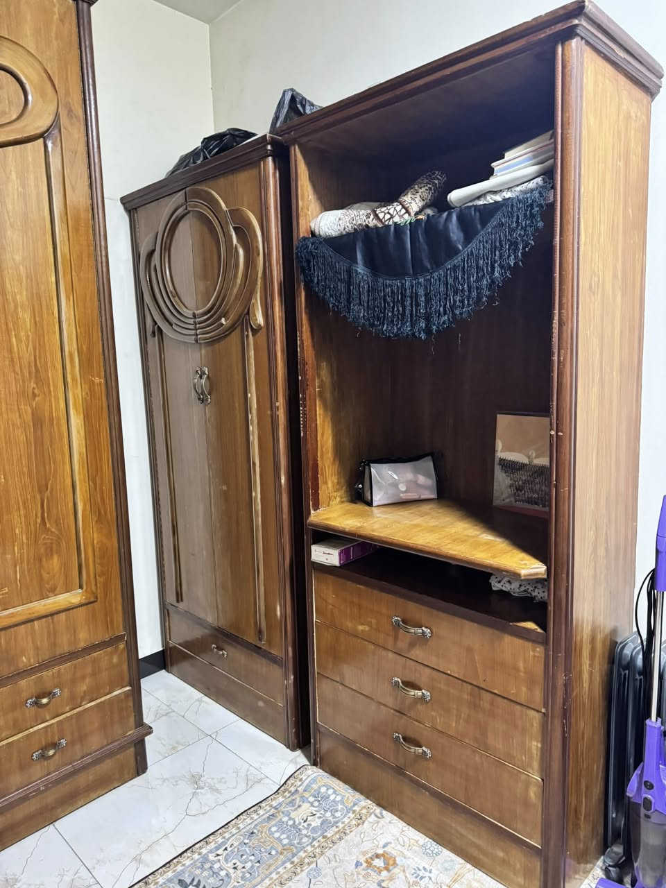 غرفة اريدها بمليون مشتريتها مسبقا ب٣ونص
خشب صاج عراقي ثقيل والغرفة ايظا ضخمة وثقيلة جدا 
للاتصال ***********
او الارسال خاص
