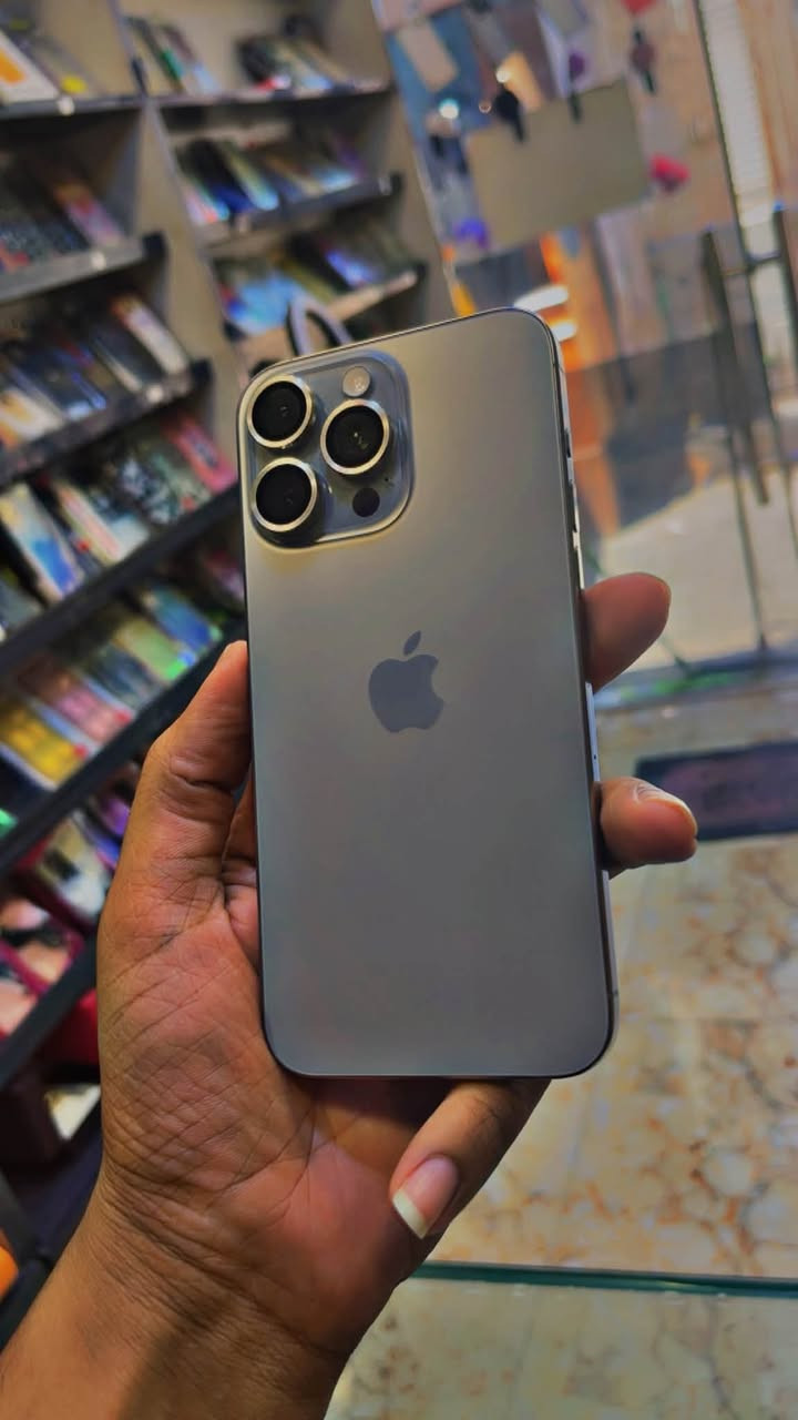ايفون 15 برو ماكس شرق اوسط عربي AA/A 
ذاكره256 
بطارية.   83 بلحاسبه.  85 
وتر بروف ما مفتوح ضمان 
السعر. 865 
للتواصل *********** 
الموقع سوق رمادي بفرع اسواق الاخرس
