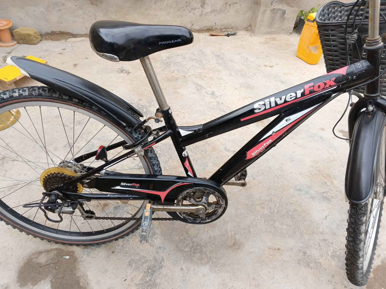 بايسكل ياباني حجم 26 كامل مواصفات حساس كيج سرعة بدالة سعره 100الف وبيه مجال قليل أو مراوس بايسكل حجم 27او 26 موزة مكاني حي المعلمين رقمي ***********
