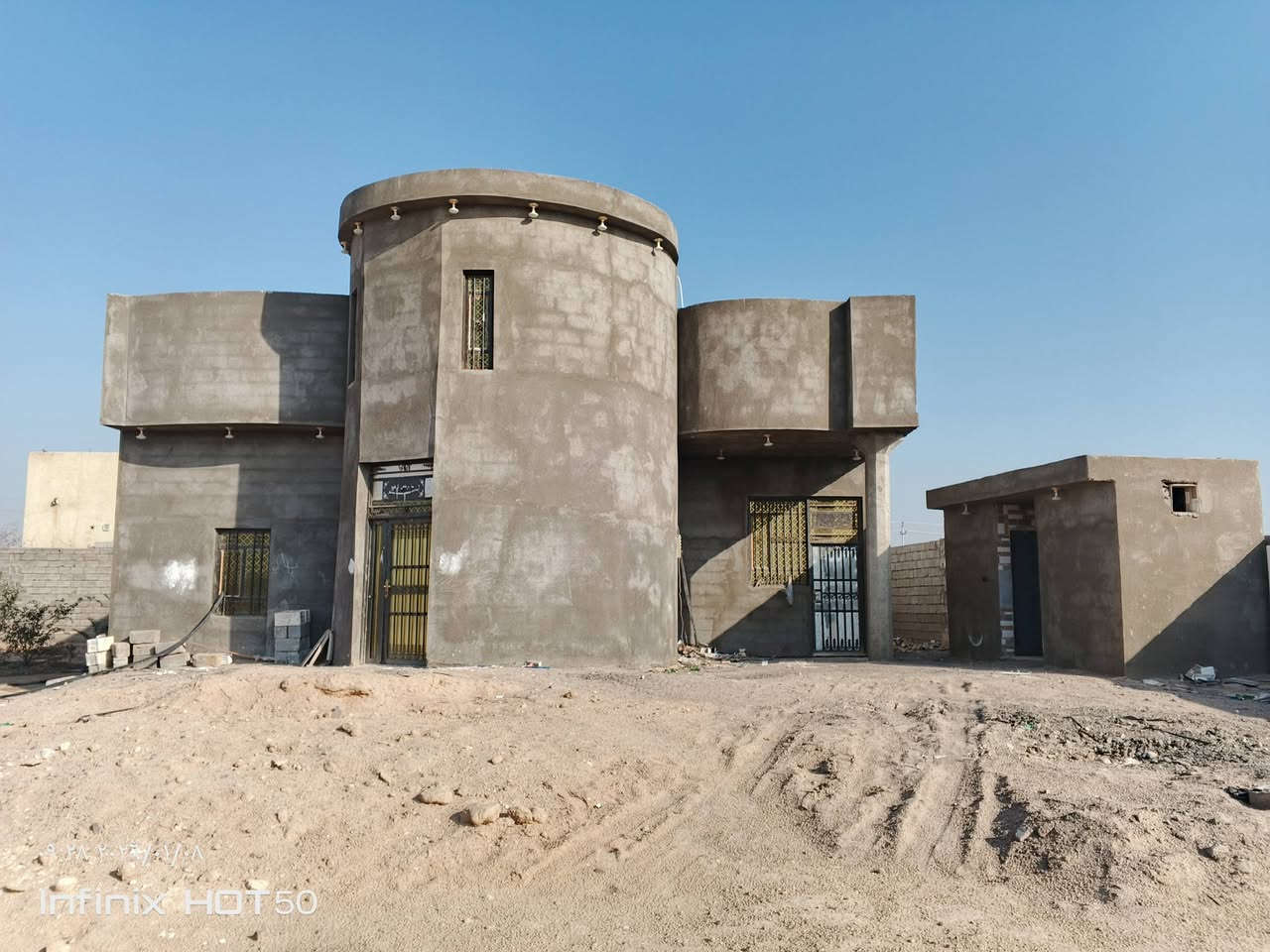 دونم معه بيت للبيع
بيت كبير عله شارع المقصب 
مساحه 2500متر 
***********
