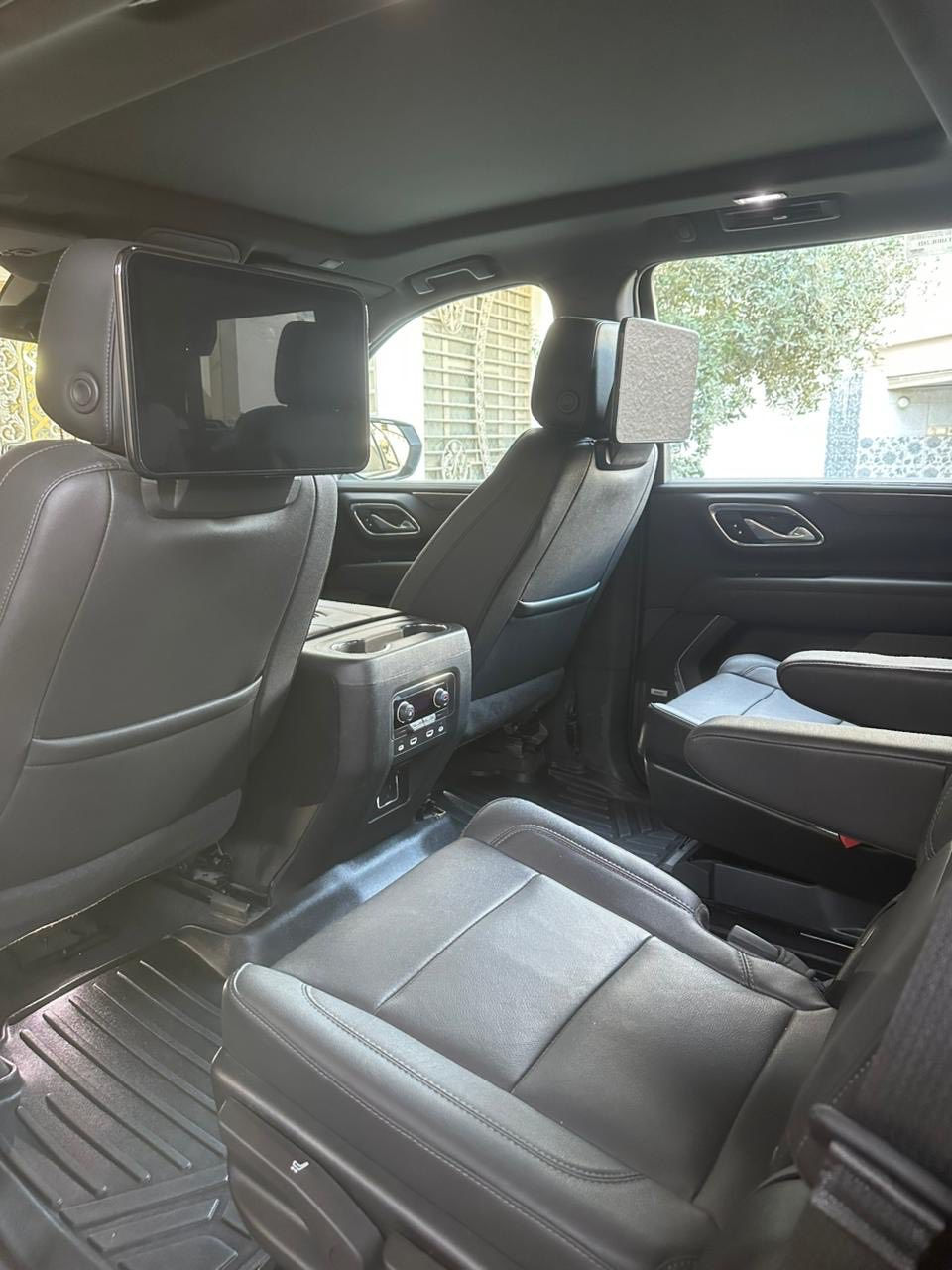 السلام عليكم
سياره تاهو وارد امريكي 
موديل 2023.(للبيع فقط) 
فئة Z71 فول مواصفات
السياره جديده على البلاد 
مكينة 8 سلندر  5.3 
فور ويل 4X4
حادث فقط دعاميه اماميه 
بدون صبغ بدون تبديل كلين (صور الحادث مرفقه)
ماشيه 26m
موصفات 
خمس بصمات 
جنطة كهرباء 
خزن ميموري
دخول ذكي ترحيب 
سستم صوت BOSE
رادار امامي خلفي
شاشات عدد 3
بنوراما 
كشنات جلد 
كشنات كهرباء تدفئة تبريد
كشن VIP. منفصل 
بعد بيها مواصفات. 
رقم بغداد باسمي 
للبيع فقط 
السعر 53 وبيه مجال
يعني خمس شدات وثلاثين ورقة 
مكان بغداد المحمودية 
  ***********
((مكلف بالنشر )))
