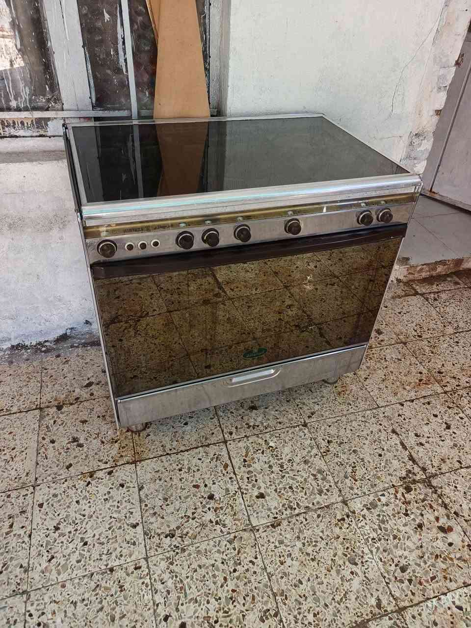السلام عليكم طباخ گريازي نظاف كلش وشغال كله فرن شغال ناره زركه شرط الفحص للبيع سعر 200الشراي يتصل على الرقم ***********
