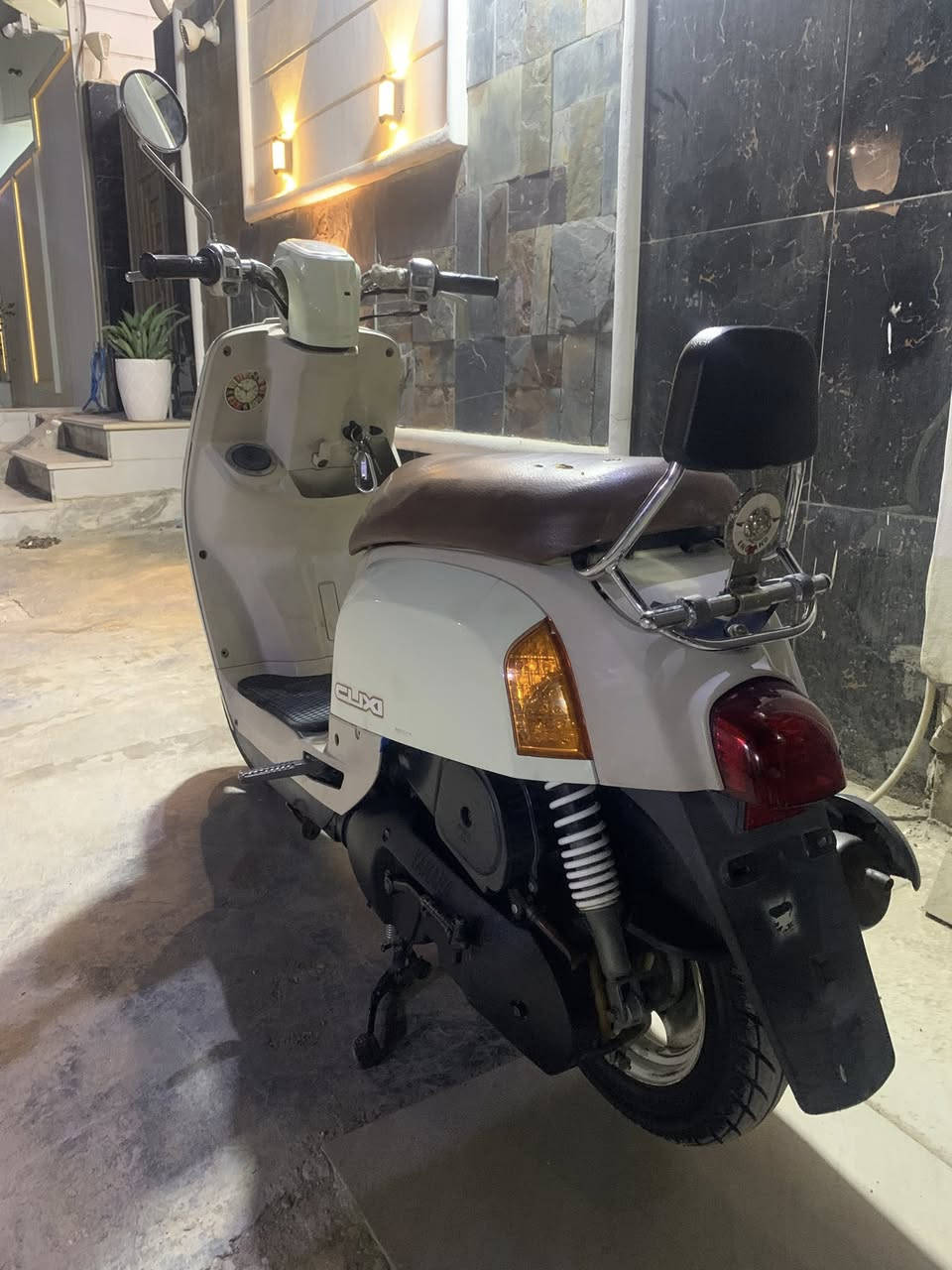 السلام عليكم بوليس داخل اكريمي دراجه جديده وختم واحد  للبيع مكاني كربلاء سعرها1250وبي مجال للشراي ***********
