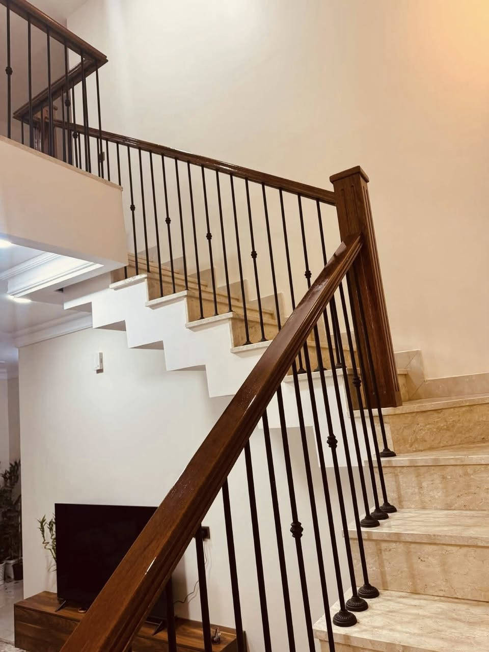 محجر درج مزدوج حديد وخشب
الخشب المستخدم في العمل جاوي ماليزي 
اما بالنسبه للحديد تركي المنشأ 
التصميم هادئ ومريح للعين حسب طلب الزبون 

للتواصل :***********
