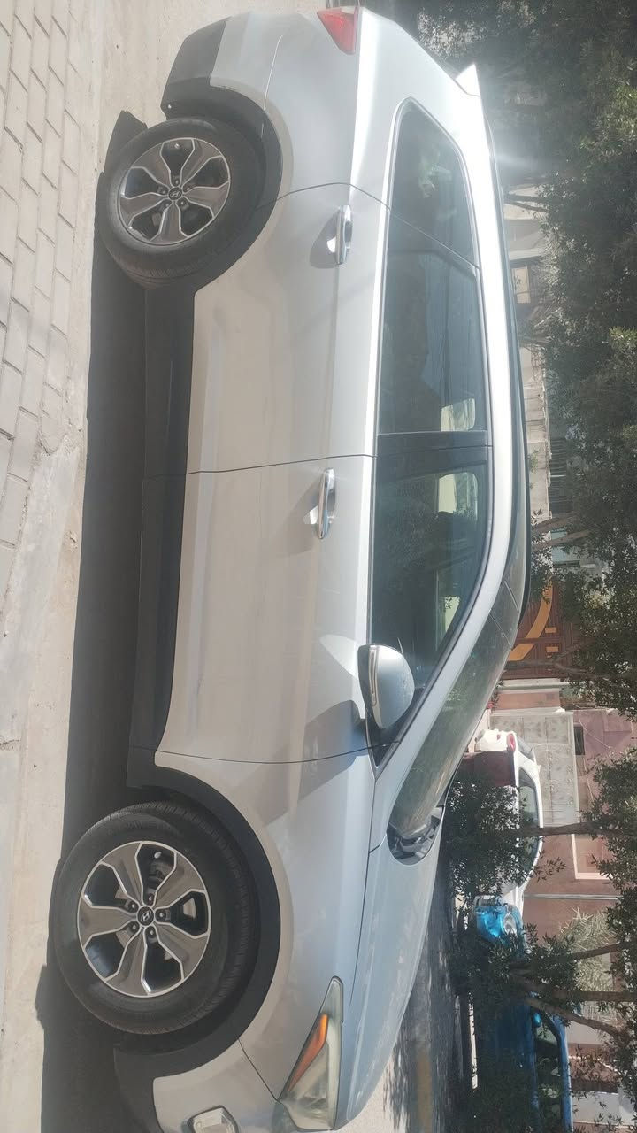 سيارة سنتافي موديل 2013  فول مواصفات 
مكفولة كفالة عامة السونار موجود ويه الصور 
المواصفات:
بنوراما 3 طكات
بصمة ابواب
بصمة تشغيل
كامرة خلفية بلاد
جنطة كهرباء 
حساسات  خلفي 
3 انضمة قيادة 
تدفئة كشنات 
تدفئة ستيرن 
مانع انزلاق ABS
رادار خلفي
دفع رباعي فور ويل
لايت زينون
عدد المقاعد 7 راكب
تخم تاير جديد
محرك 6 سلندر 3.3L
تدفئة تبريد ثلاث قطع كلشي شغال
رقم بغداد باسمي هزه جديده مكانه كربلاء
السعر 155 وبيها مجال 
الأتصال ***********
