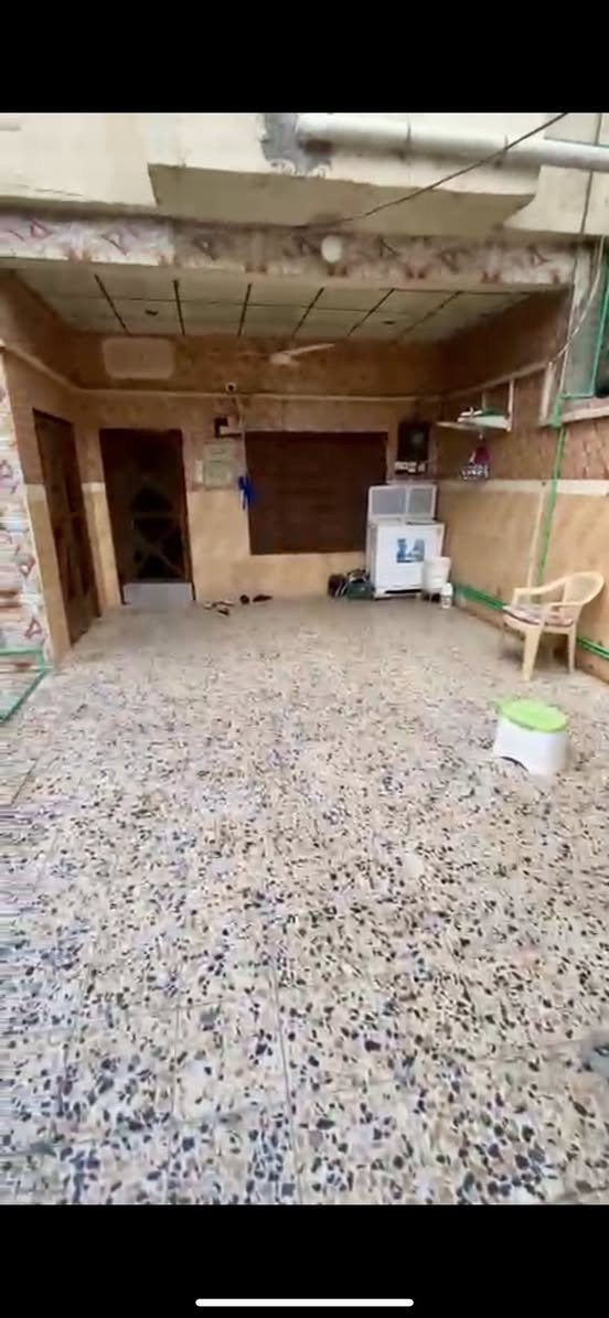 السلام عليكم بيت في الأمن الداخلي 300 متر 
مقابل اعدادية زينب
يتكون من طارمة وحديقة ومطبخ وغرفتين وديوان
والطابق الثاني غرفة كبيرة وحمامات
المنطقة غنية عن التعريف مكان ممتاز جميع الخدمات متوفرة بيه
للاستفسار ابو البيت نفسه ***********
***********
