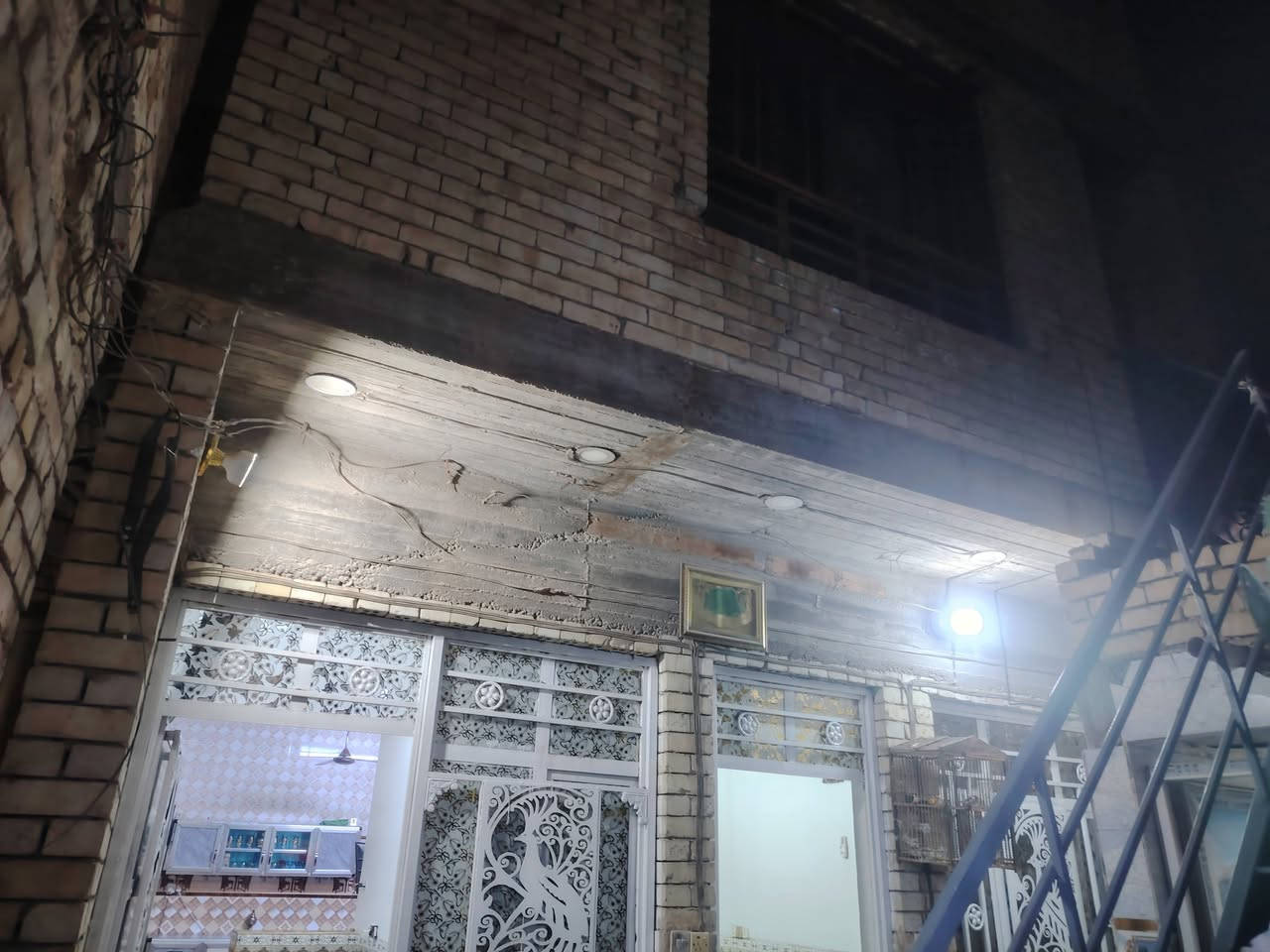 السلام عليكم
بيت البيع 75 متر خلفيه طابو حي طارق الوسط مقابل المدرسه فرع عالم الحليب 
البناء جديد الأساس رفت طابوق جمهوري
جوه استقبال مطبخ واسع هول كامل واضح
الفوك غرفه النوم واسعه بناها درجه أولئ
بيتونه كامله نقص بس ابياض وكلشي مسس كهربا بيبان شبابيك فقط ابياض وكاشي وتفاصيل اكثر خاص او
على رقم ***********
