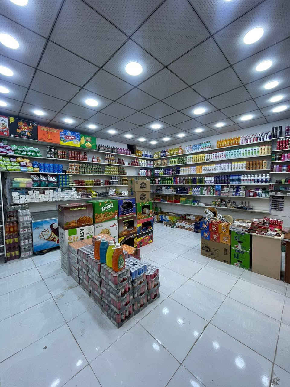 السلام عليكم اسواق للبيع كامله مكمله 
موقع تجاري شغال عالشارع العام 
واجه10 متر 
محل مساحته كبيره 
بيها بضاعه خير من الله 
تحتوي على 7 برادات عمودي 
تحتوي على 2طرحي 
المحل كامل من ديكور من ارضيه من كهربائيات كله جديد 
عماريه تفصال جديد 
📍موقع الاسواق كربلاء سايدين مال بنزين خانه مال القادسيه قرب شركه سليمانيه او ماكولات الروان 
***********
