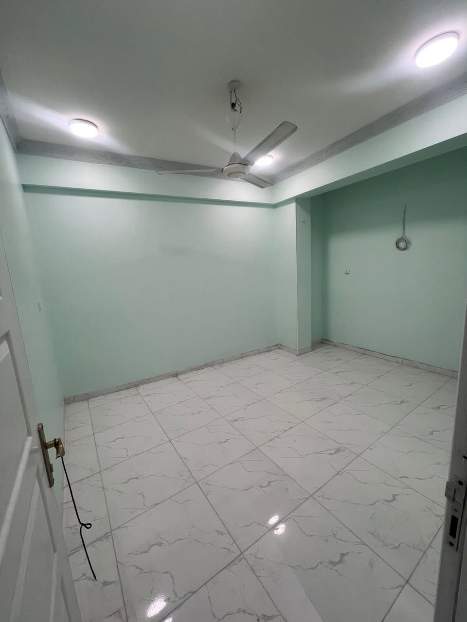 السلام عليكم

شقة ديلوكس للايجار  مميزة 🔥

📍 الموقع: حي البلدية – مجاور مجمع الأمير تبعد عن شارع السناتر ٣ دقايق مشي

📐 المساحة: 90 متر
🛏️ غرفتين نوم كبار
🛋️ صالة كبيرة ومريحة
🍽️ مطبخ
✨ تصميم عصري وتشطيب نظيف

الشقة مناسبة للعوائل، موقعها ممتاز وقريب من كل الاحتياجات اليومية (أسواق، مطاعم، مدارس).

📞 للاستفسار:
0780 099 8029
