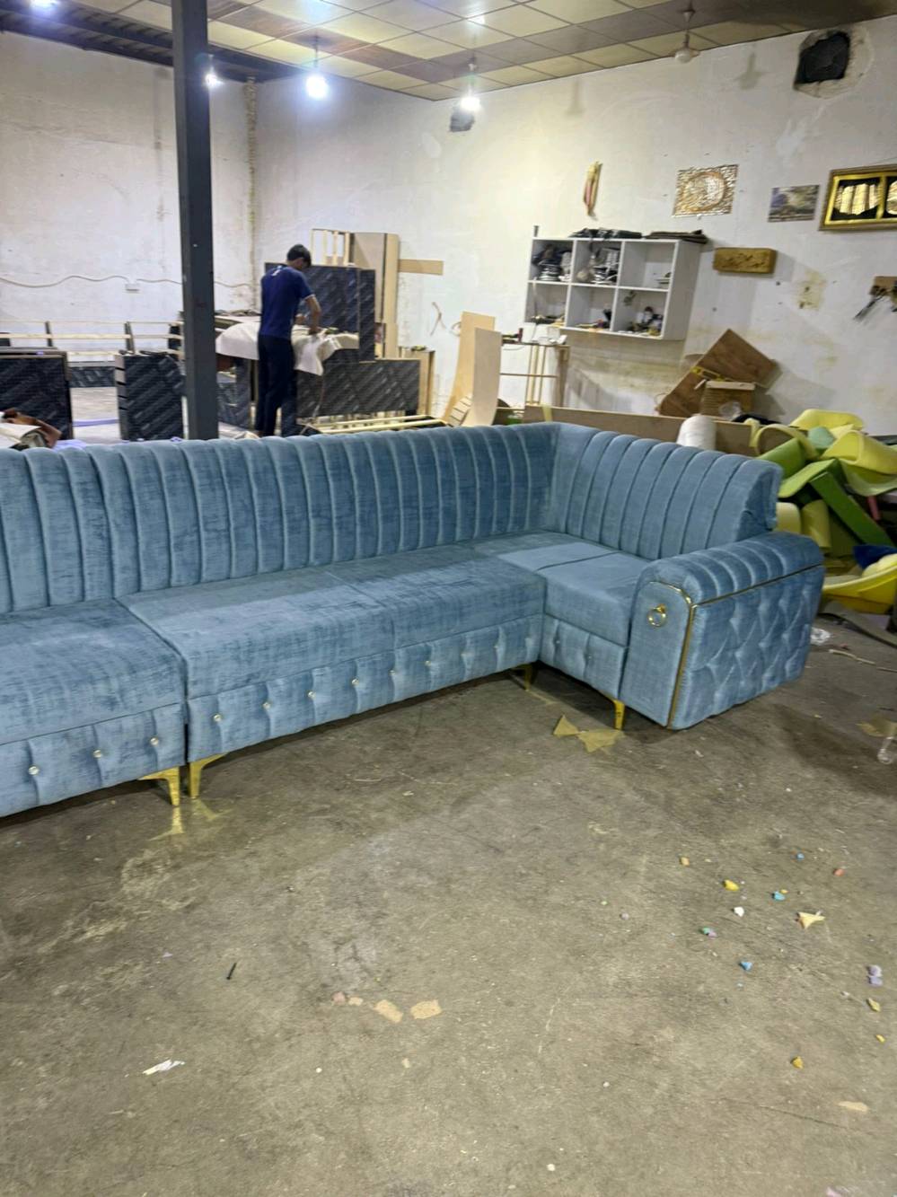 ديكورات ديوانية فاخرة ومتنوعة بألوان وتصاميم متعددة تلائم جميع الأذواق. مصنوع من قماش ناعم ومريح مع تفاصيل ذهبية أنيقة تعزز من مظهره الجمالي. متين ومناسب للاستخدام في داخل المنازل أو المجالس الكبيرة.