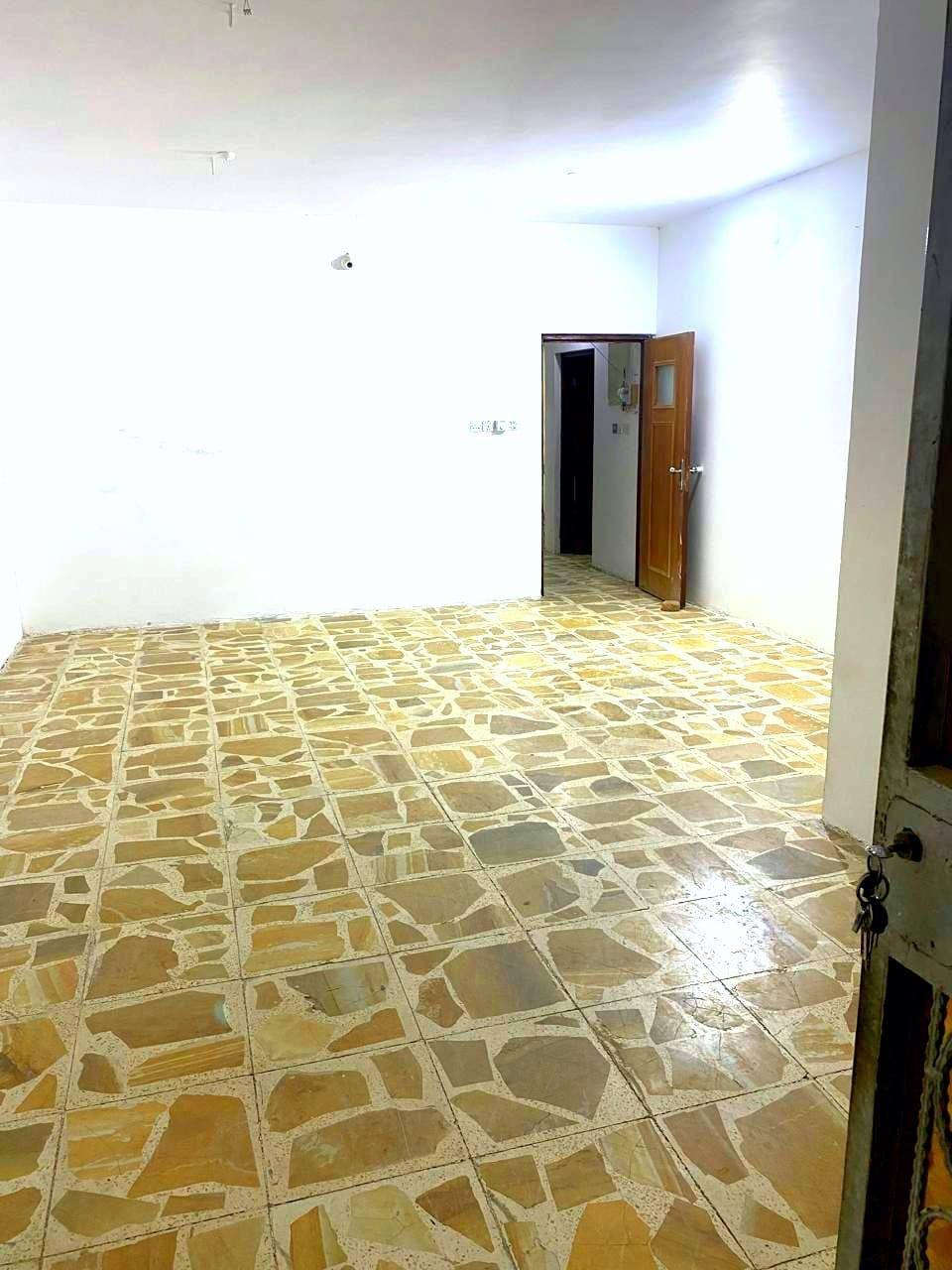 السلام عليكم شقه طابق اول نظيفه للايجار في نظران قرب گازينو لبنان مساحتها 180 م غرفتين واستقبال ومطبخ وحمام وسطح كبير الشقه جاهزه للسكن وفيها تانكي وكيزر وخط مولد وماطور جاهزه من كلشي للتواصل مع صاحب الشقه هذا رقمه ***********
