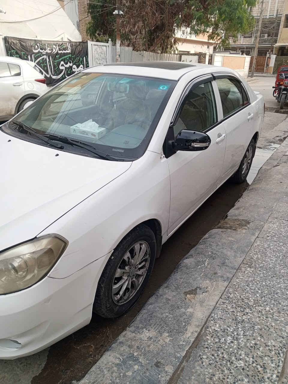 السلام عليكم
BYD. G3.      2013

مكينه وكير بلادي خير من الله كير اوتماتيك 

تدفئه وتبريد وكهربائيات كلها شغاله

تايرات وحداديه خير من الله سياره جاهزه مابيها اي نقص

بيها باب العكس السايق والخلفي بارد شي قليل

سلايت شغال بصمه شغاله وتشغيل عن بعد 

السياره بأسمي سعرها 55 وبي مجال 

مكاني كفائات السيديه ***********

للبيع فقط بدون مراوس 

وما ابيع اقساط جداً اسف ربي يرزق الجميع
