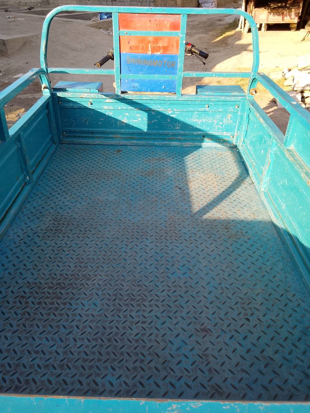 أعرض عليكم دراجة نارية ثلاثية العجلات من نوع Shining Motor، موديل 2022، في حالة ممتازة. الدراجة مزودة بمحرك قوي وتصميم جميل يجعلها مثالية لنقل البضائع بأمان وسهولة. الاستخدام قليل ونظيفة جدًا كما هو موضح في الصور. للاستفسار أو لمزيد من التفاصيل، يمكنكم التواصل معي في أي وقت.