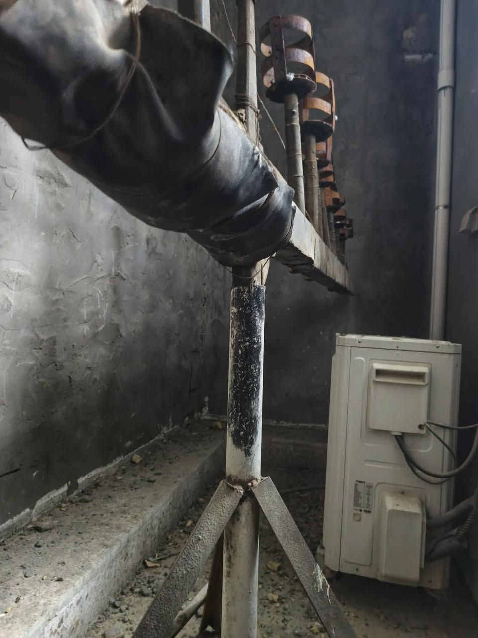 السلام عليكم مشعل هو وقاعده كامل ٢٠ عين طول ٤ ونص متر رايده ب٢٠٠مكاني حله ***********
