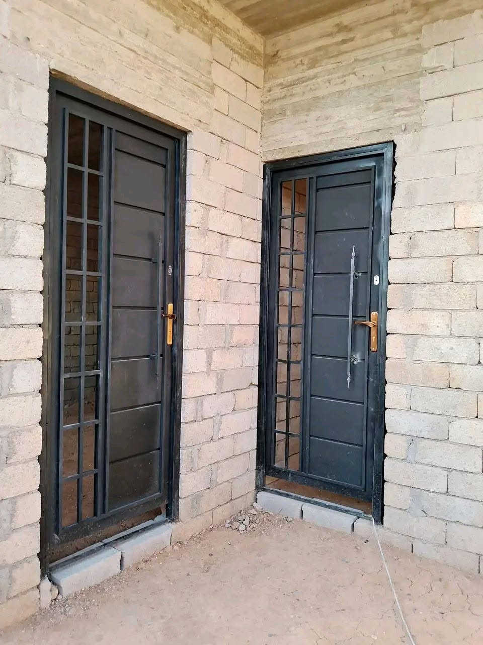 حداده ابواب وشبابيك المنزلية
سعر الباب مع ملبن 200 الف كامل مع الصبغ والشد 
تحياتي للجميع 
***********
