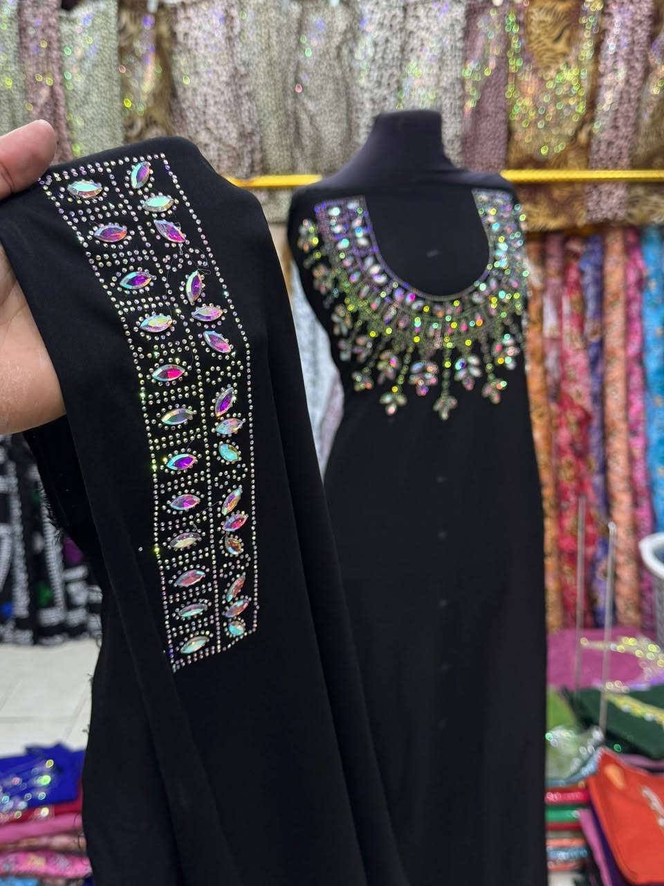 شغل ستراس + حجر شغل ايد الوان 

موديلات جديده ونقشات مختلفه 

متوفر على كل الالوان كشمير الساده واللمع 
السعر قطعه مترين ونص مطرز صدر وردن كامل 15.000 فقط

توصيل لجميع المحافضات 5.000 
متوفر جمله ومفرد


**إذا كنت صاحب هذا الإعلان وتريد حذفه لأي سبب، رجاءا أرسل رسالة إلى الدعم الفني**