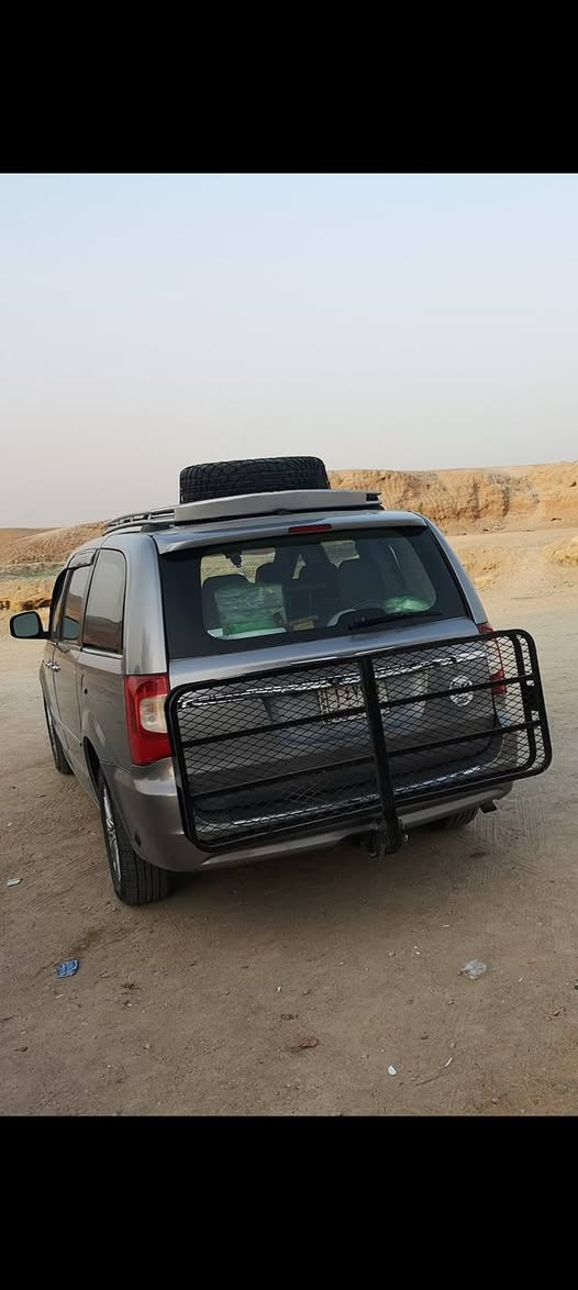 كرايسلر تاون آند كانتري 2014 ثلاثينية
فووول مواصفات 
الثلاثينية معروفة بمواصفاتها الخاصة
اللون سلفر
رقم بغداد باسمي 
تشغيل بصمة 🫆 
دخول ذكي
بابين بصمة دخول
داخل اسود ملكي
تدفئة كشنات امامي وخلفي وستيرن
بردات جميع السيارة بلادي
تبريد 3 قطع منفصل ثلج 
الكشنات الخلفية تنطوي كهربائياً
ويل 17 لمتد
دشبول مميز وشاشة اعطال
تحكم ستيرن امامي خلفي 
مثبت سرعة
ابواب وجنطة كهرباء 
اشاير بالمري
تشغيل عن بعد 
شاشة اندرويد 
مرآة تعتيم
گير مبدل جديد قبل شهر
رواجز جدد
تايرات امامية جدد
بيها منظومة غاز رسمية وكارت صيانة
مع خزان غاز 80 لتر 
ضربتها خفيفة خشم البنيد وجزء من الدعامية وبيها صبغ بالجاملغ مال السايق
والكثير من المواصفات
السعر 165$ وبيها مجال للطيبين
إذا ماتريد تشتريها اترك تعليق طيب مثلك
*********** \ ***********
ملاحظة/ بعض الصور بيها سوباية وسبير ... سعرهن خارج سعر السيارة.
