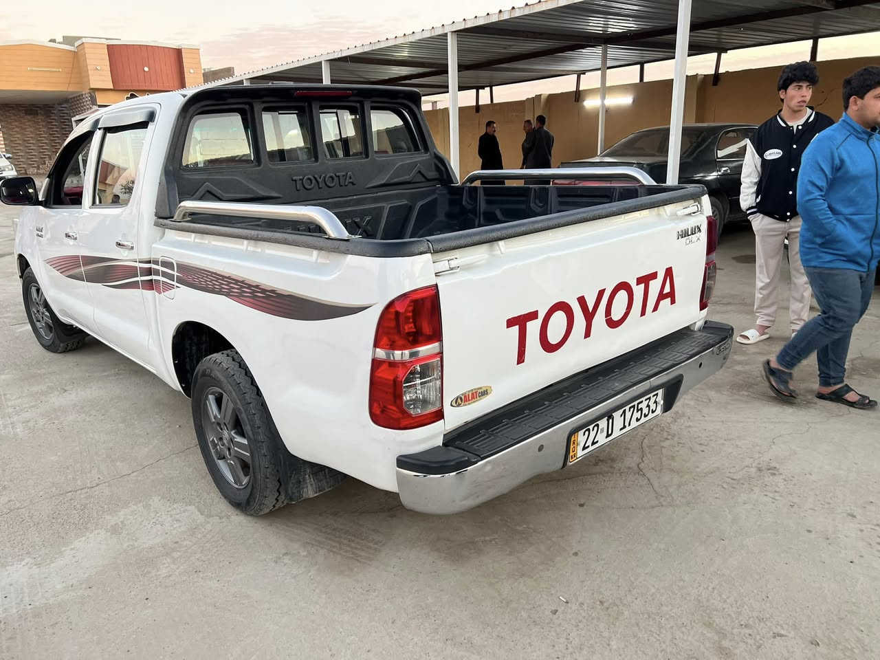 سلام عليكم 
بكم هايلوكس للبيع 
موديل 2012
كير ومحرك شرط 
بيه صبغ جوه بك لايت شبر وبيه بارد شويه 
السعر 185 وبيها مجال للطيبين 
الرقم ***********
