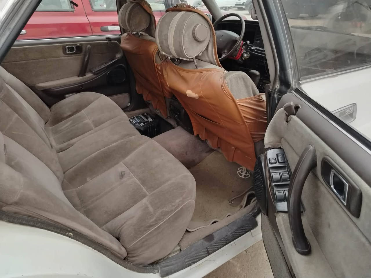 سلام عليكم سيارة هارتوب كير ومكينة خير من اللة. حدادية بجيس تخم تاير جديد كهربايات شغالة كلهة  تراييهة الربيل لاصبغ لا ضربة مكفولة سيارة بسمي مكفولة موديل 90سنوية ال28ما صاقطة مو شراي التعبني 33وبيهة مجال بصيط حسب الجية ***********
