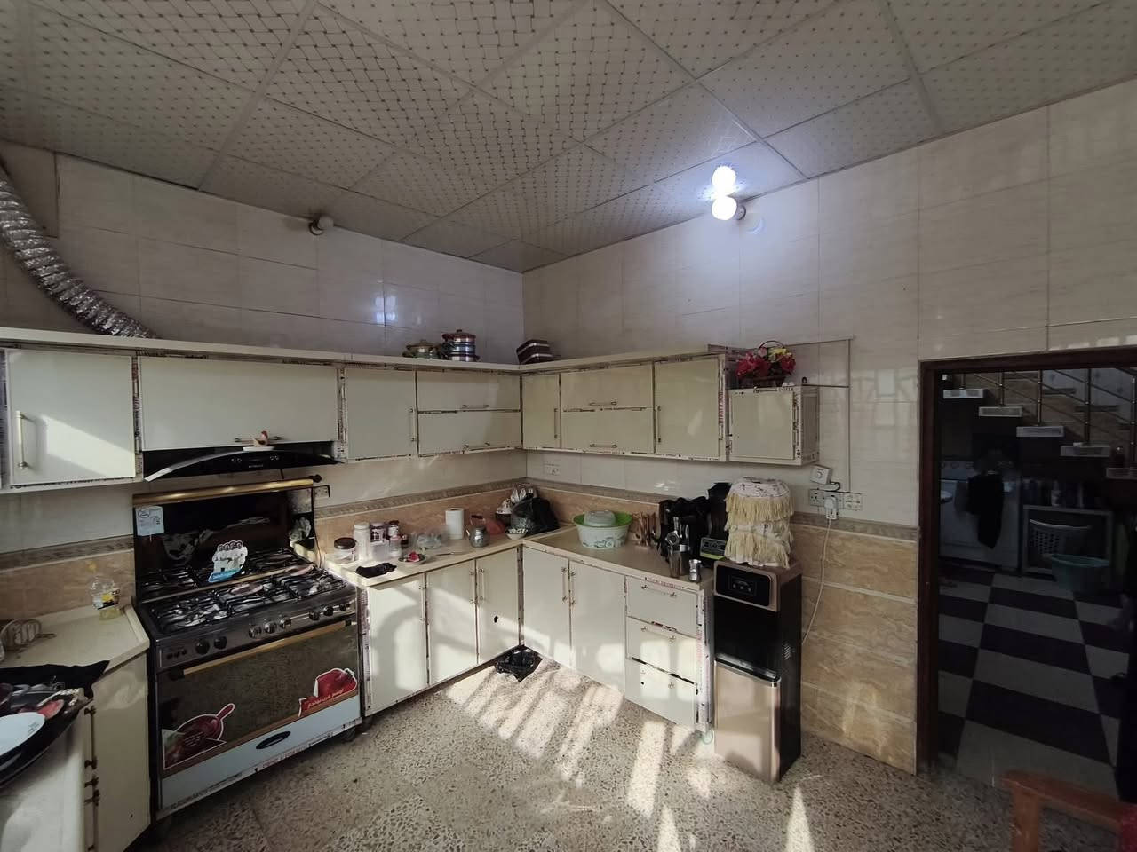 #دار_للبيع طابو صرف في منطقة الإسكان، مقابل حائط الزراعة على الشارع العام.
- المساحة: 100 متر مربع مع فضلة 100 متر.  
- الموقع: ركن على شارعين.  
- المواصفات: عكادة وطابوق، أساس كونكريت مرتفع عن مستوى الشارع.  
- عدد الطوابق: طابقين.  
تفاصيل الطابق الأول:  
- حديقة وكراج.  
- صحيات داخلية وخارجية.  
- غرفتين، صالة، واستقبال.  

تفاصيل الطابق الثاني:  
- 3 غرف نوم.  
- صالة.  
- سطحين. 
==========================
🔺#للاستفسار الاتصال ع الرقم التالي 
ارشد ***********📲 
==========================
او مراسله واتساب 
http://wa.me/+964*********** 📲  ==========================
او زيارة مكتبنا 
🔺مكتب دره المشرق للاستثمار والتطوير العقاري 
🔺العنوان:-حي الجزائر قرب مأكولات تشرين
