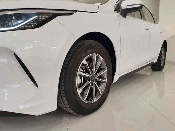 زيرو Destroyer BYD 05
انتباه ✨موديل 2025  وليس 24
سيارة سيدان مدمجة بنظام هايبرد PHEV 
تجمع بين محرك بنزين هايبرد   بلكن ومحرك كهربائي

أبرز المواصفات :

☜ بطارية ليثيوم فوسفات تدعم الشحن السريع
☜ شاشة دوّارة 12.8 إنش بنظام ملاحة وتحديثات OTA
☜ نظام صوتي بـ6 مكبرات صوت + ميزة الكاريوكي
☜ حساسات وكاميرا خلفية – مثبت سرعة – مقاعد جلد رياضي 
☜ تصميم خارجي عصري بمصابيح LED ومقصورة عازلة للصوت

 
المواصفات 
حساس خلفي 
شاشة دوارة 
كامراة خلفية دوارة 
اوتو هولد
هند بريك بصمه 
تشغيل السياره بصمه مع كارت دخول ذكي
مقاعد جلد 
لايت زينون 
لد نهاري LED
بك لايتLED
3انضمة للقيادة 
مانع تزحلق
مثبت سرعه 
تشغيل عن بعد 
شاشة ذكية تدعم جميع البرامج
 سعة الخزان 44لتر  اتمشيك 1046 كم 
مرقم بغداد كامل 👌 
***********
