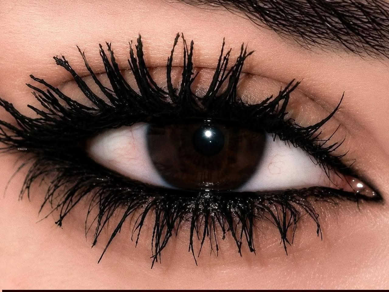 كحل روز بيري 🖤😘😘
الميزة فيه إنه ثابت جدًا، يعني مش كل شوية تبصي في المراية تقلقي إنه ساح أو اختفى، بالعكس بيفضل ثابت لساعات طويلة ويخلي عينك دايمًا حلوة ومنورة😍😍😍

وكمان سهل جدًا في الرسم، حتى لو لسه بتتعلمي تعملي آيلاينر أو كحل، هتعرفي تستخدميه بسهولة ومن غير تعقيد.

💄🥰🥰
فيه بنات بتحب الكحل الرفيع الناعم اللي يدي لمسة رقة، وفيه اللي تعشق الرسمة الجريئة والسحبة الكبيرة، والحلو إن كحل روز بيري ينفع لكل الستايلات ويطلع حلو في كل مرة.
وبيخلي العين تبان أوسع وأوضح، وكأنها تتكلم لوحدها من كتر الجمال.

الكحل الأسود عمره ما كان مجرد ميكب، ده إحساس وثقة وأناقة، ومع روز بيري الموضوع مختلف فعلًا، لأن كل تفصيلة فيه معمولة عشان تديكي لوك مرتب وفخم بسهولة.
🙈❤️

“ثبات، سواد قوي، وجمال يخلي العين تحكي من غير كلام.”
“روز بيري… لأن العين الحلوة تستاهل كحل يبرز سحرها.”

───────────────
 _________________________________
**بوتيك بنت السلطان **
**للنساء فقط **🫶
كادر نسائي متواجدين من ساعه 8صباحآ إلى 12 ليلآ ✔️
#متوفر جميع الالبسه النسائيه *رجاليه *شبابيه*اطفال*
          واكيد 🛒👇
العنايه العامه والخاصه  للنساء 
والعطور  والميك اب 
كلشي متوفر لدى 👏🪞
**بوتيك بنت السلطان **
متوفرجميع الماركات 🫨
اهلآ وسهلآ بيكم جميعآ
ايضآ متوفر توصيل☺️
العنوان _كوت _شارع الكراج -مقابيل مدرسه النجاح :
رابط الانستا 💙👇🏻
https://www.instagram.com/bywty4758?igsh=bnZiNmF0MTB5amYy
⁦🪞*⁠_⁠*⁠)⁩⁦(⁠*⁠_⁠*⁠)⁩⁦(⁠*-🪞-*⁠)(⁠*⁠_⁠*(⁠*
كروب المازنجر يفيد  العدهم مجاني   نشتر مستمر ☺️👇🏼
https://m.me/j/AbZ9775HOW2PBmBE/


**إذا كنت صاحب هذا الإعلان وتريد حذفه لأي سبب، رجاءا أرسل رسالة إلى الدعم الفني**