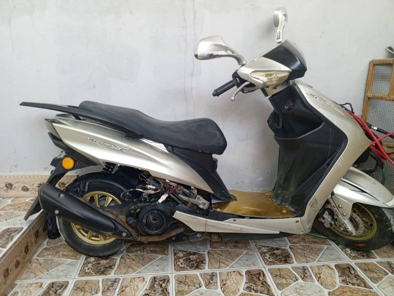 السلام عليكم
دراجه للبيع 
نوع سكنس 2019 دراجه بلاديه شكل صيني المكينه ياباني السعر 350 وبيه مجال الشراي يراسلني على هذه الرقم
***********
