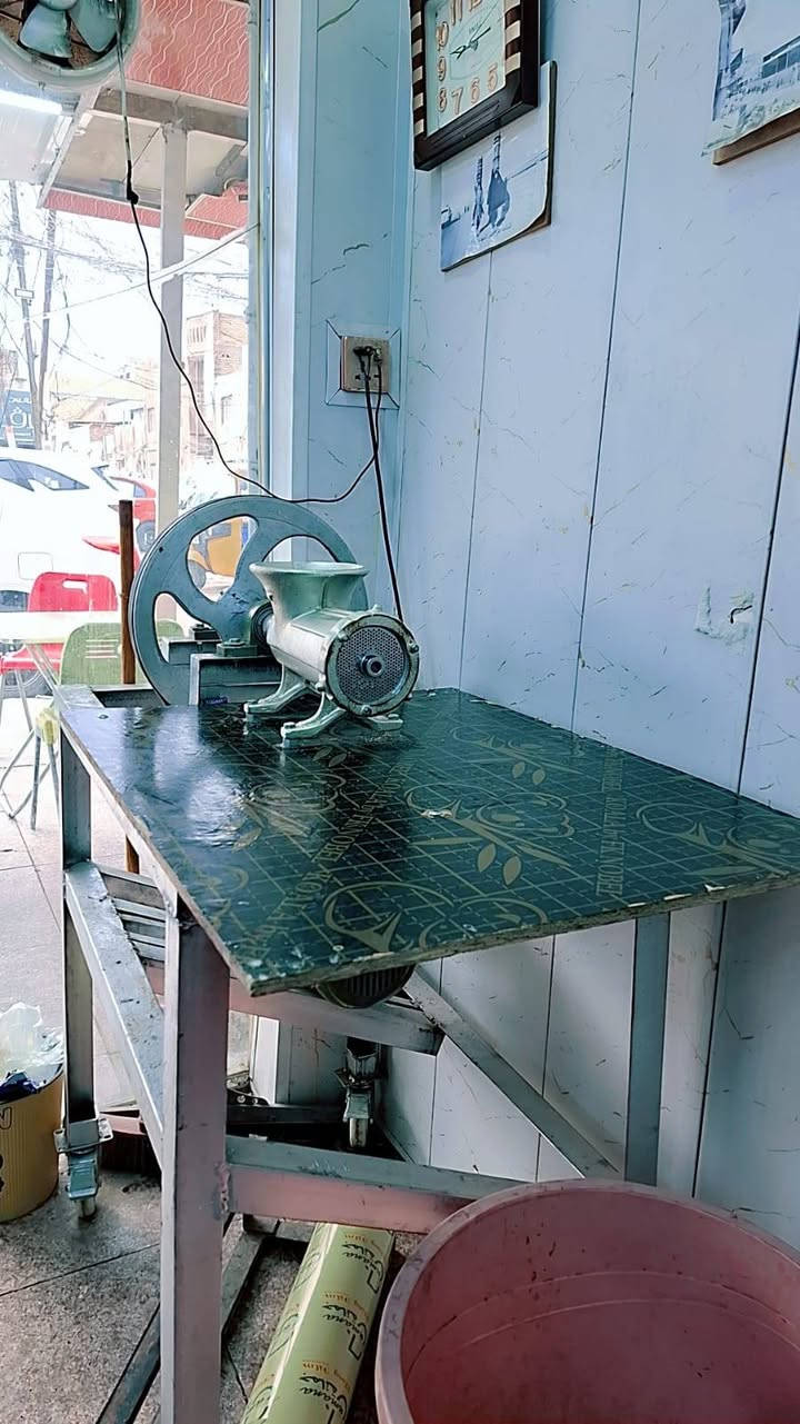 مثرامة لحم وفلافل 
حجم 32
دبل قايش

مكانها بغداد الكرخ
 رحمانية الجعيفر 

***********

300 قفل بدون عملة
