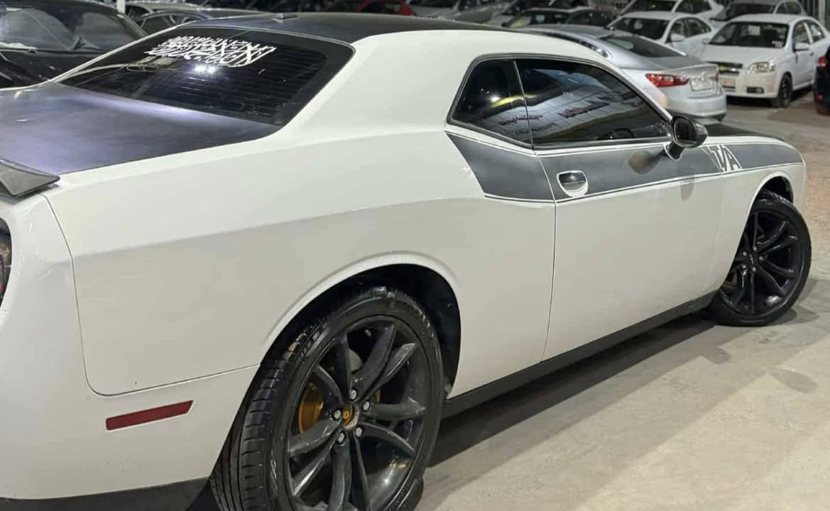 السلام عليكم خوان
دوج جالنجر موديل 2016 
المواصفات SXT محرك سته سلندر 3600 
حادثها جاملغات ثنين اماميات بدون دواخل و بدون شواصي و بدون ارباكات 
+ بنيد مصلح رياضي 
المواصفات بصمه ابواب 
اگزوز ريموت 
لايتات زنون
گير محرك شرط كفاله 
منضومه المي كلها جديده 
منضومه البانزين كلها جديده 
ويل اسود 20 رياضي 
تبريد خير من الله راديتر مي و راديتر تبريد و فريز جديد 
براد مبدل جديد فافون 
رقم اربيل مداور ثاني يوم 
للاستفسار 
***********
***********
للاستفسار يتفضل خاص و بعيوني
