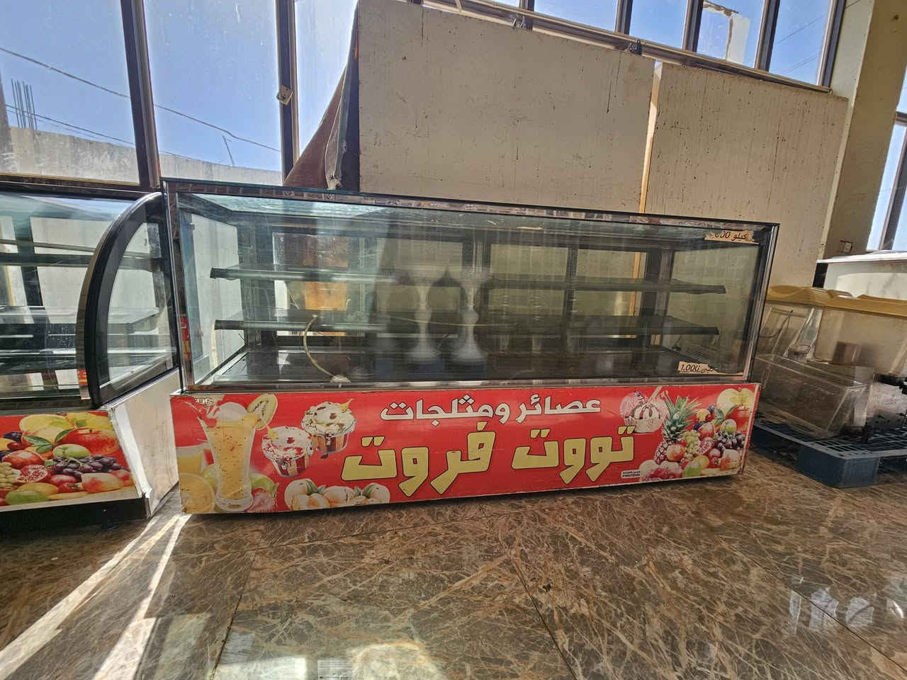 للبيع عارضه كيك ومجنات  UGUR ROYAL 1506Bوع: Cake Showcase
الماركة: UGUR
الأبعاد: 240 × 78 × 120 سم
درجة التبريد: 2 إلى 8 م°
غاز التبريد: R134a
مناسبة للحلويات، الكيك، العصائر والمشروبات
زجاج عرض بانورامي مع رفوف داخلية
حالة جيدة وجاهزة للعمل
الرقم ***********
عنواني /كربلاء طويريج
