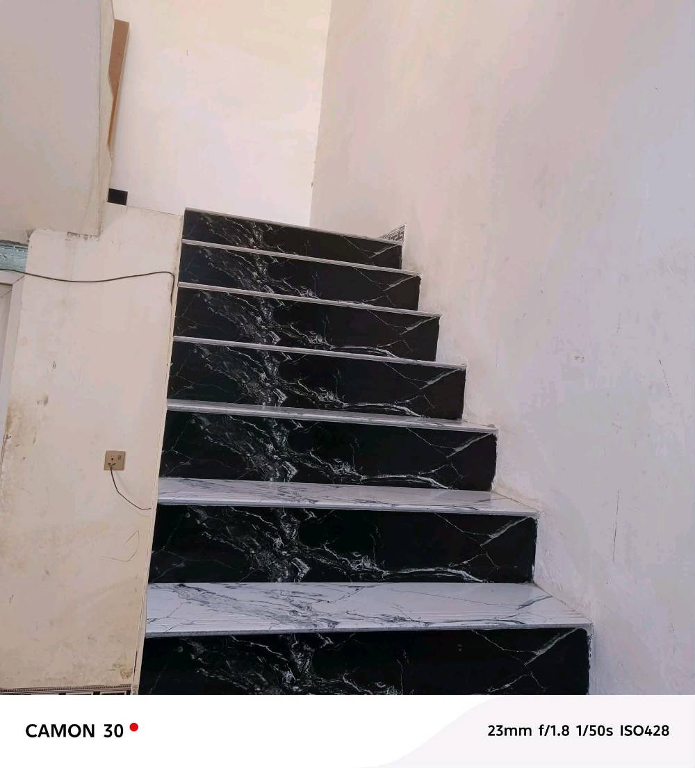 بيت لبيع مساحته ٣٠٠ متر بنيان جديد وصالح الا سكن او حسينيه قريب عن شارع ريسي  يم مدينه زارين  بشارع الحافض  وستفسار على هاذ رقم 0781824088 وبي واساب وسعره مناسب