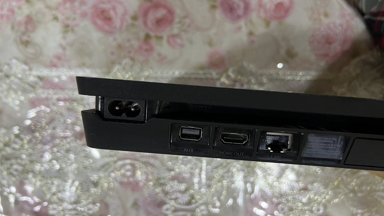بلي فور سلم 500G نضيف جداً مامفتوح ومامهكر الجهاز اونلاين وياه يدات ثنين السعر 200 الف قفل تواصل *********** واتساب
