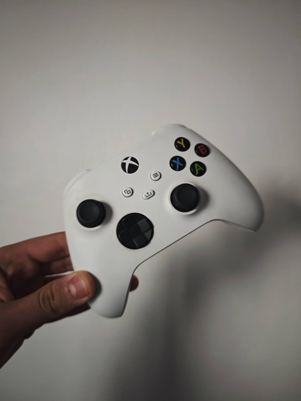 اكس بوكس سيريس اس نضيف وما مفتوح وياه يدتين السيده الاصليه بيها درفت بسيط والديه الثانيه كيم سير مابيها اي مشكله وجديده
لمعرفه السعر تفصل خاص او الاتصال ع الرقم ***********
