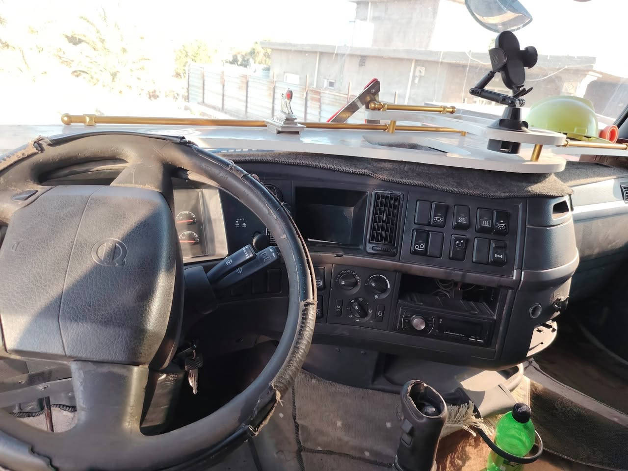 كرين فالفو للبيع موديل ٢٠٠٤ حجم ٤٢٠ رقم ادهوك هزه سنويه جديد تحويل مباشر كير محرك اكسن حاله جيده كرين حجم ٢١  بافنكر ٧ طن ٦ سلايت طول البدي ٧ متر تبريد تدفيه شقال سعر ٣٣٠ بي مجال  مكاني بغداد تاجي رقم الهاتف ***********
