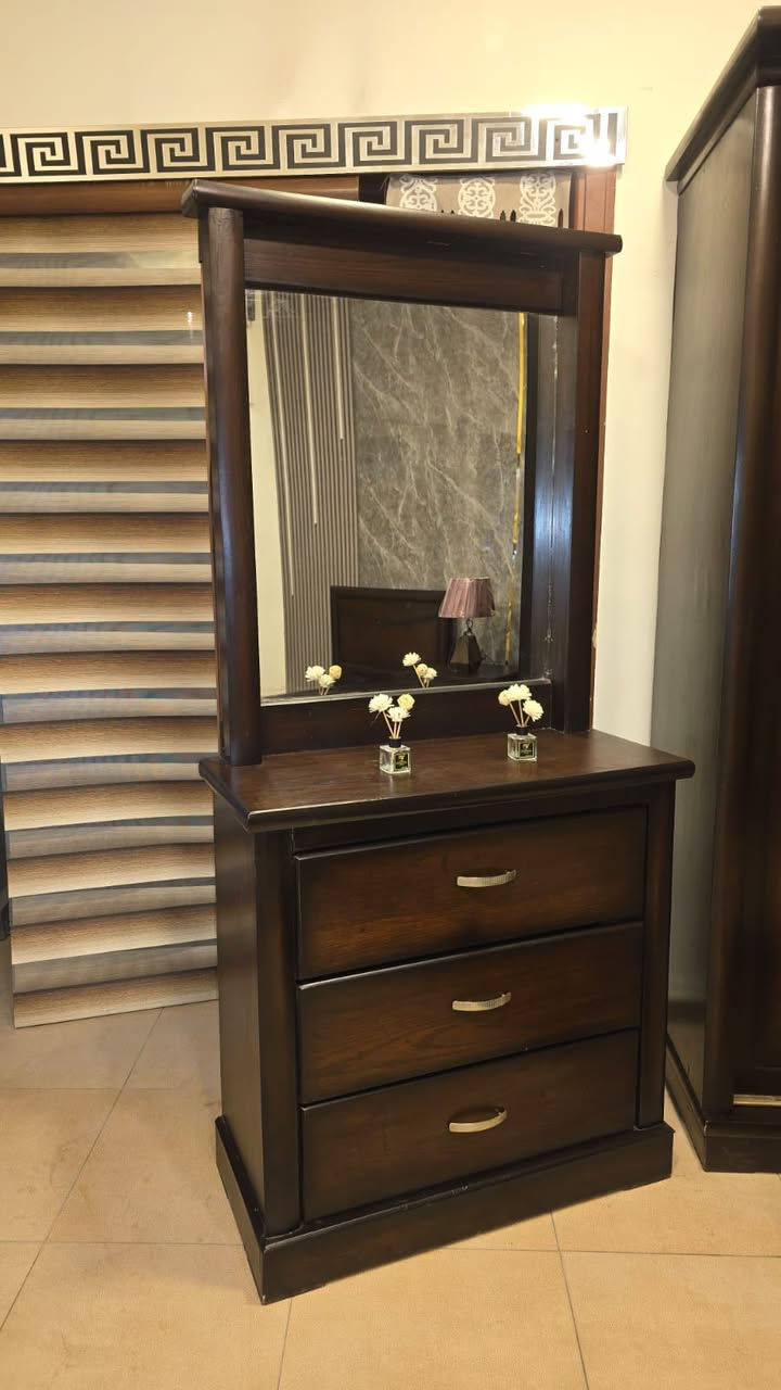 🌹غرفة نوم شبابية 🥀 #
#🌹خشبها  لاتيه 18 وزان   🌹  
  #🌹 تتكون من؛؛ خزانة سحاب 🥀   🌹وتختوت؛؛ مفرد ✋️عدد (2)🥀كمدينات عدد1🥀 ؛؛ توليت مرايا
✨️قياس الخزانه طول ٢٢٠ عرض ١٨٥ عمق ٦٠ قياس تخت ٩٠×١٩٠ 🌹   إستعمال بسيط؛؛ بحاله الوكاله


**إذا كنت صاحب هذا الإعلان وتريد حذفه لأي سبب، رجاءا أرسل رسالة إلى الدعم الفني**