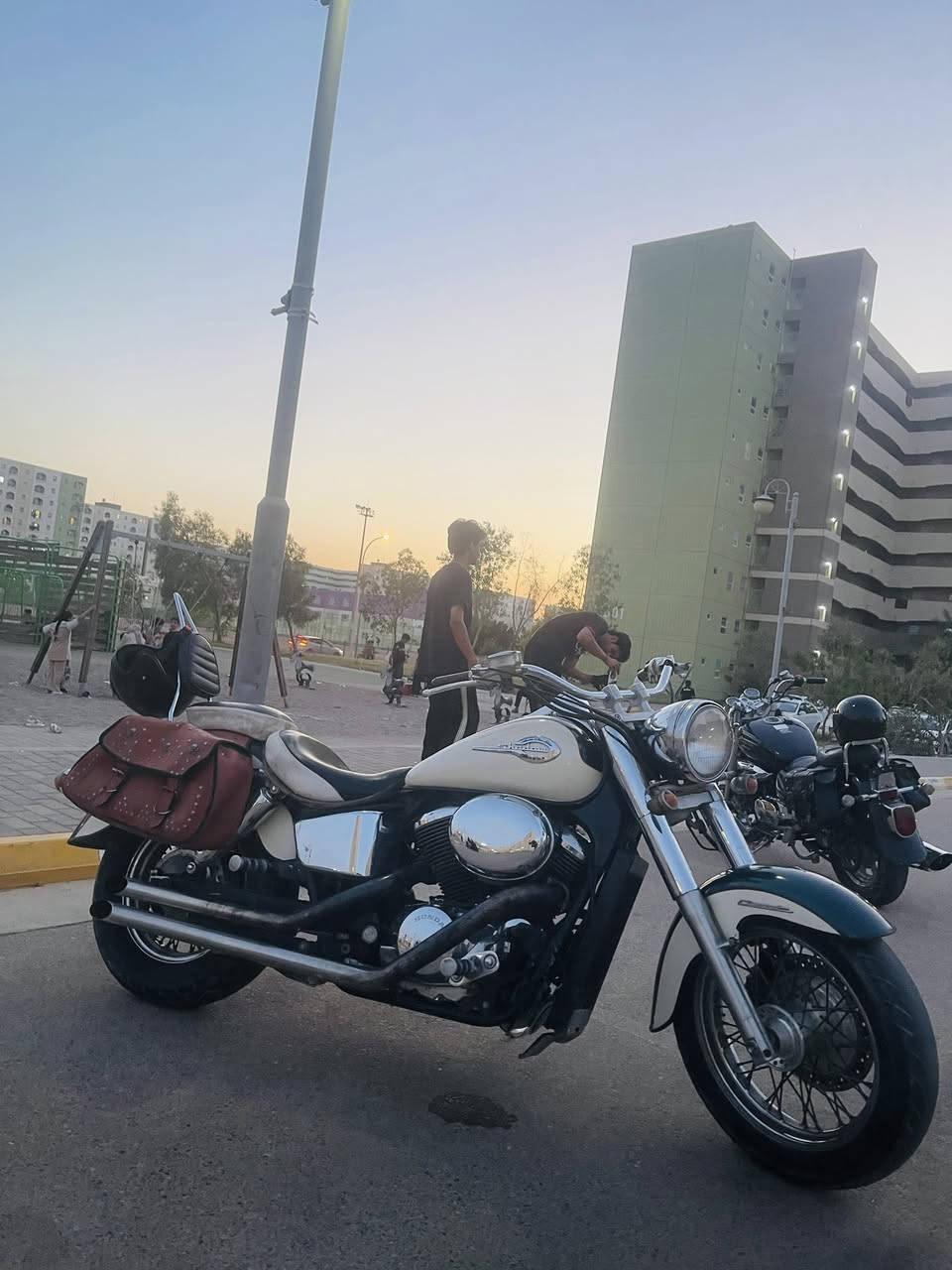 السلام عليكم هارلي شادو 400cc
جنط طبيعي اصلي اكزوز رياضي رعب
مكينه وكير مكفولات 
نقص زنجيل صفاحيه يسره مكان بغداد
واتس اب ***********
