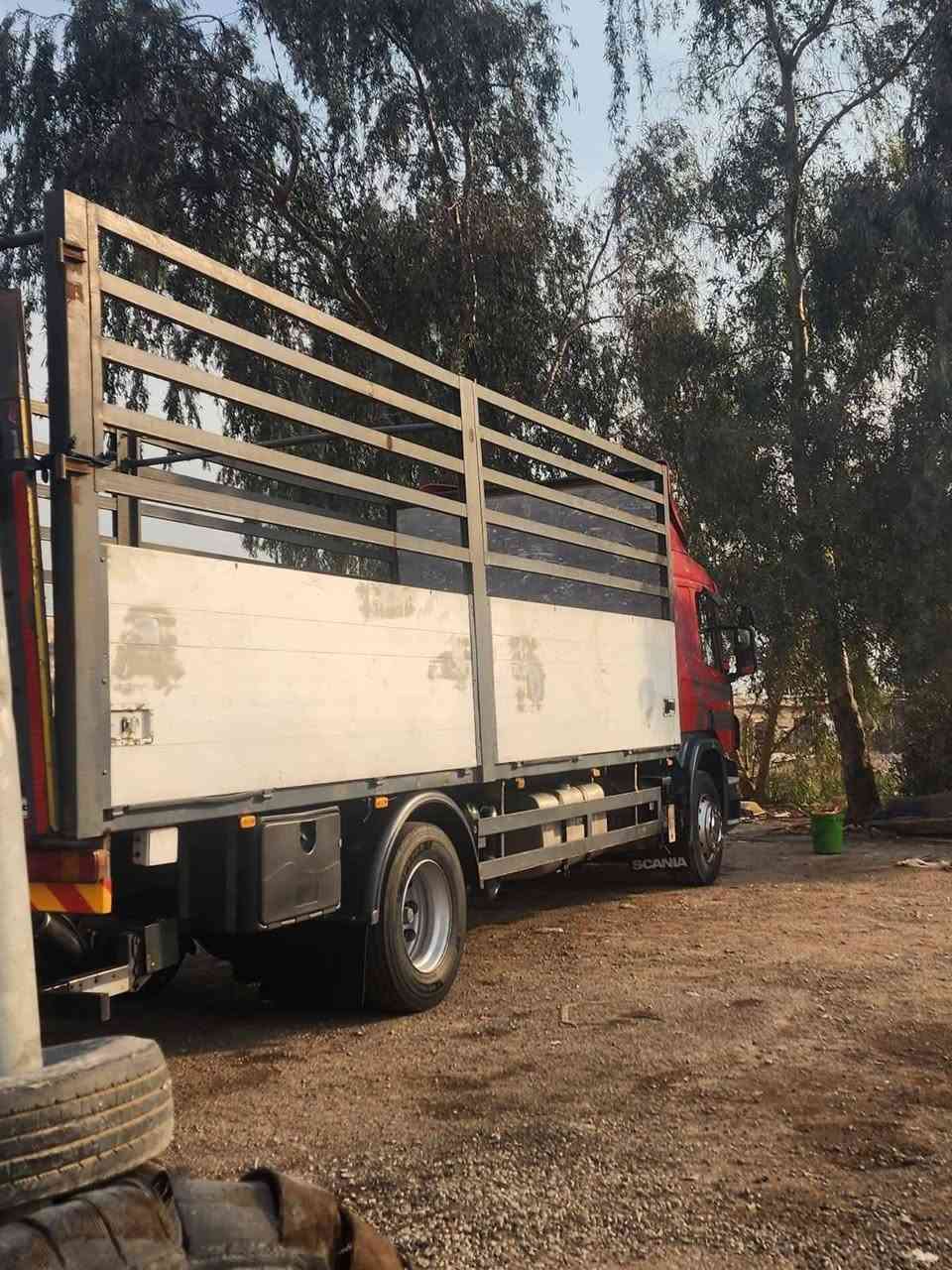 سلام عليكم سكانيه للبيع موديل ٢٠٠٥ مكينه خمسه بستم حجم ٢٣٠ رقم بغداد ٤طن سنويه جديده لل ٣٠ طول سبعه ونص جوبلس أمامي خلفي قماره جوبلس تتفأه تبريد قفل سرعه قفل اكسل صوبه باب جك تخم تاير جديد تانكي كاز ٤٠٠ لتر مكاني بغداد الشعب *********** /***********
