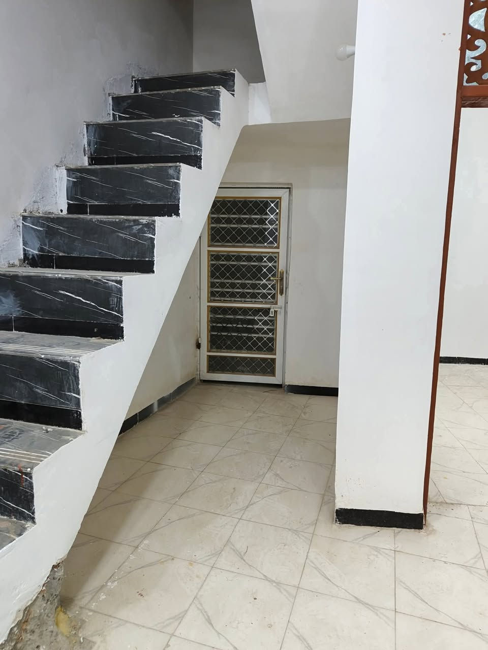 السلام عليكم 
دارين اثنين للبيع أو مراوس بقطعه 
مكان مميز
طابو زراعي سند 25 
العنوان // بابل المدحتيه المعاره طريق الزوار الوفه الحاده ركن على شارعين امامي 7متر جانبي6متر
المساحة لكل بيت //١٤٠متر 
نوع البناء طابوق السقف صب كونكريت 
بناء حديث سنة ٢٠٠٢٥
تحويل البيت 
 ثاني يوم بعد الشراء
تفاصيل البيت يتكون  من
عدد الغرف 2
استقبال 
صاله 
مطبخ
ممر عدد 2
طارمه 
صحيات داخليه و خارجيه
خدمات كامله من ماء وكهرباء 
وتبليط قريب على الشارع الرئيسي 20متر
السعر //البيت الواحد ٧٠ مليون وبي مجال
سنة البناء 2025
البيت حلو ومابي اي نقص 
ملاحظه/ البيت فارغ حالين 
وايضا يوجد خط مولده وكهرباء وطنيه شغال البيت منور اي نقص بلبيت ماموجود 
بناء جديد
للاستفسار
مراجعة مكتب دلالية وائل الهندي 
شارع ٦٠ قرب سلوان أبو الكاشي مقابيل فرع علي قماره 
*********** 
***********رائد الهندي
