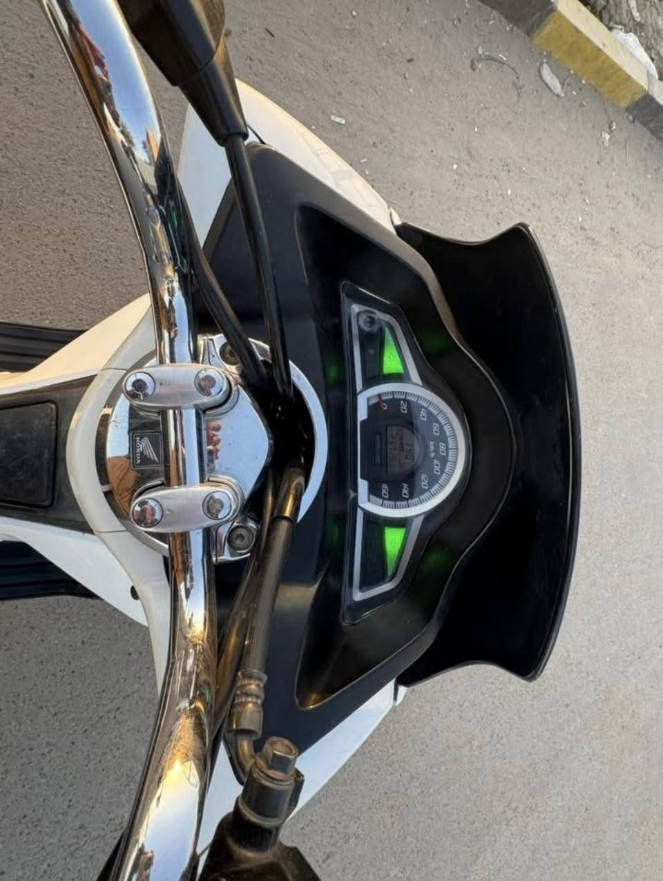 السلام عليكم بي سي اكس للبيع الياباني jf دراجه بحاله الوكاله ماشيه 24 ألف مكينه ناعمه طستهة كلش حلوه مثل ماموضح بلصور السعر 15 ونص وبيه مجال شي بسيط مكان مدينه الصدر ***********
