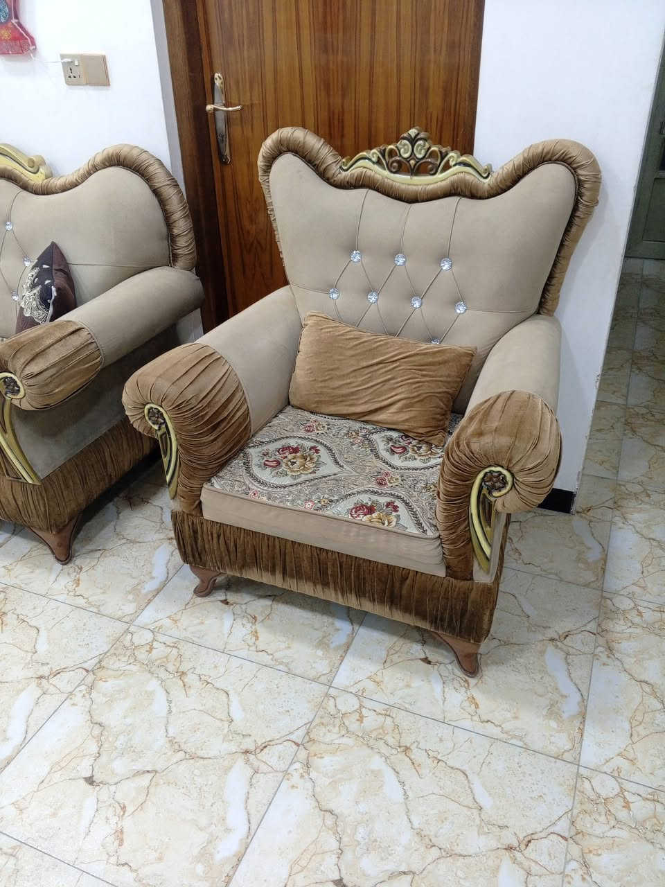 البيع تخم ٧ مقاعد العنوان الكريعات ***********
