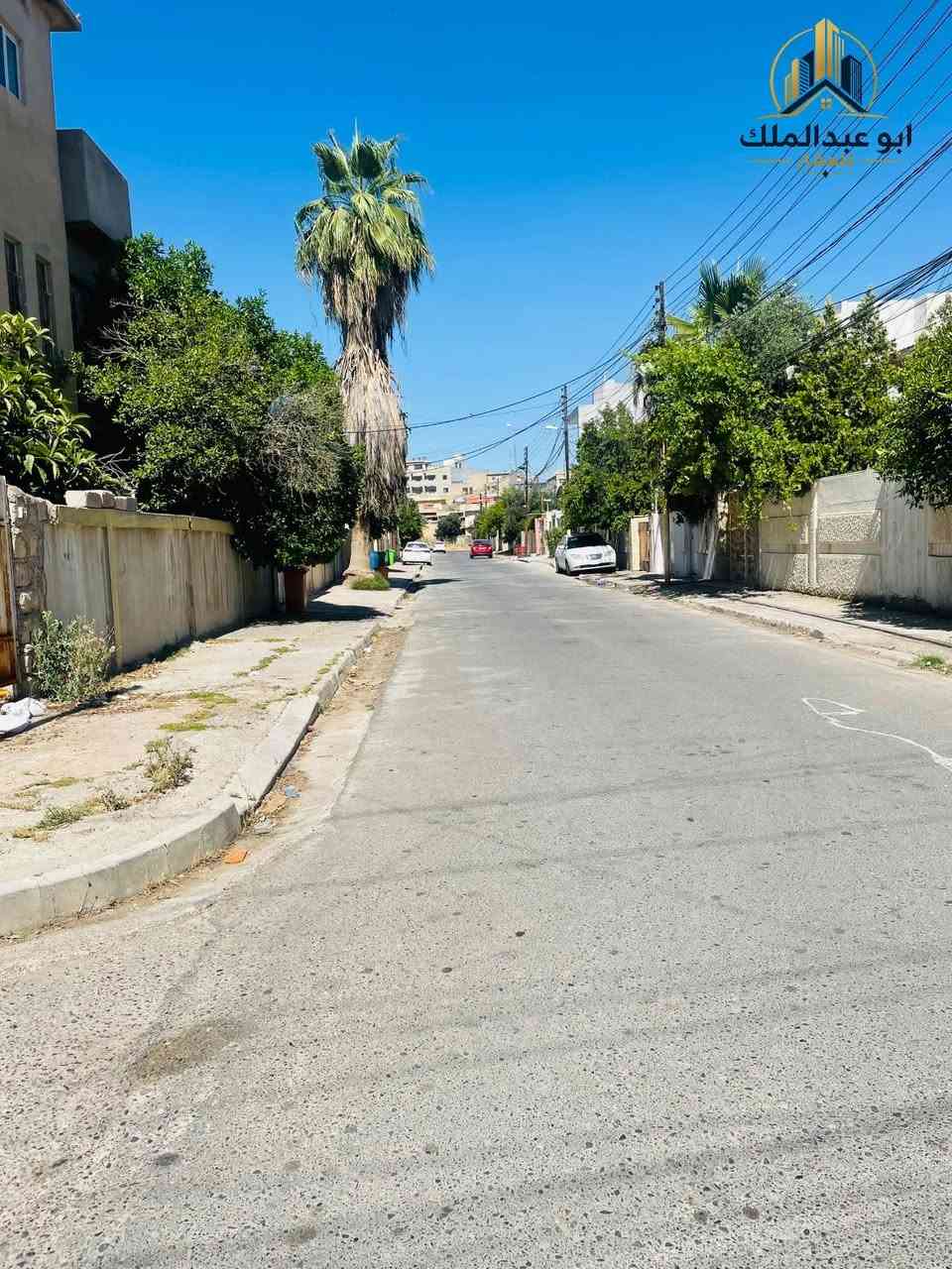 حصرياً لدى ايو عبدالملك للعقار
بيت ركن قديم للبيع في حي المهندسين 

المساحة183م (15.25م✖️12م)
 
ركن على شارعين قريب على الشارع العام 

للاستفسار اكثر الاتصال على الارقام  
***********
***********
***********
