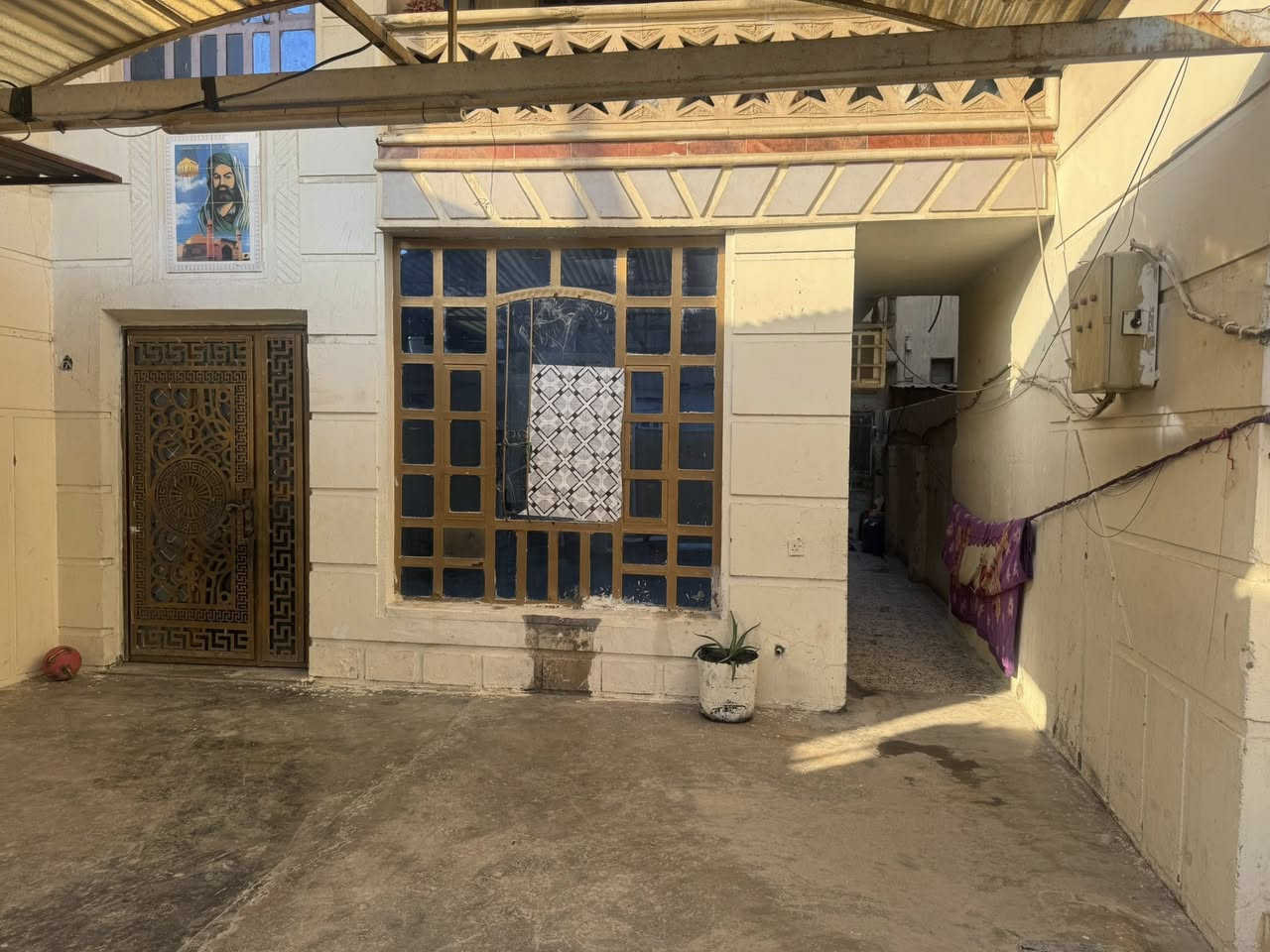 سلام عليكم بيت مساحه 150 متر طابق الاول صاله مطبخ وغرفت نوم خدمات مسلح طابق الثاني 3 غرف نوم وخدمات مسلح العنوان فلكت الحدادين اول فرع المسيح ***********
