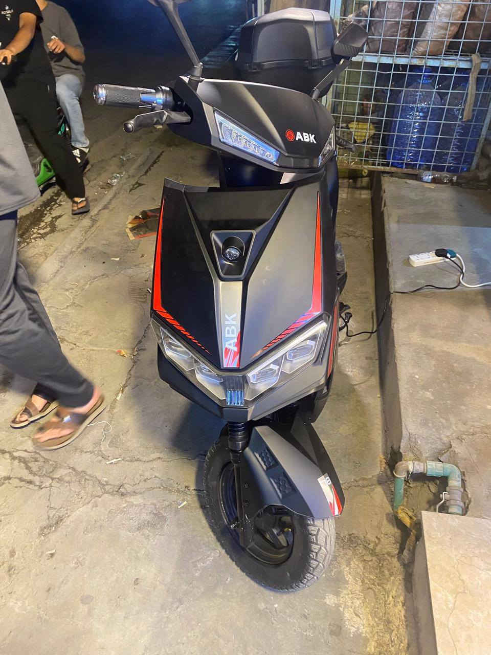 سلام عليكم 
سكنس شحن خفاش  
6بطاريات حالتهاً ممتازه 
اشاير يمنه يسره لد
3 سرعات 
بريك أمامي خلفي 
لايت سكن عالي ناصي 
لايتات كلها شغاله بلاد 
بوكس متوسط الحجم
مكانها بغداد حي الجامعة 
هاتف ***********
سعرها 650 الف بيها مجال للطيبين 
للتفاصيل أكثر مراسلتي عبر الواتس
