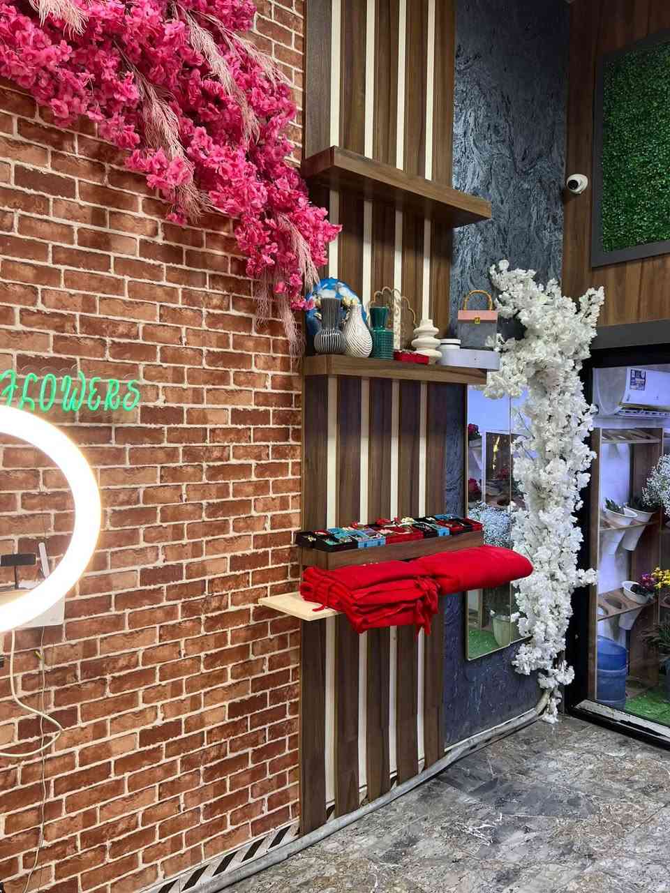 محل لبيع الزهور والتزيين للبيع 
في حي النقيب قرب جسر الضريبة مجاور شركة الأصيل
مع كامل محتوياته
ايجاره مدفوع لمدة 6 اشهر
المحل معروف ولديه زبائن دائمين 
عدم التفرغ هو سبب البيع 
للتواصل / ***********
السعر  7.5 مليون
