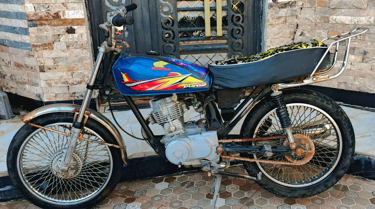 سلام عليكم دراجه إيراني للبيع كلك كلك مكفوله من لسرقه حلو ونضيفه وما ناقصه شي شغل وفتر العراق كله بيه بل واقع احله من لصور زوج وياله جدد زوج دبلات أمامي خلفي جدد الدراجه محرك ماشأالله حلو بشك الله شاهد علي شلعه ومعدل اطلع بيه ونتَ أحكمك السعر 350 وبيه مجال بسيط حگ لجيه لعنوان بصره نجيبيه شارع المطار القديم الستفسار ***********
